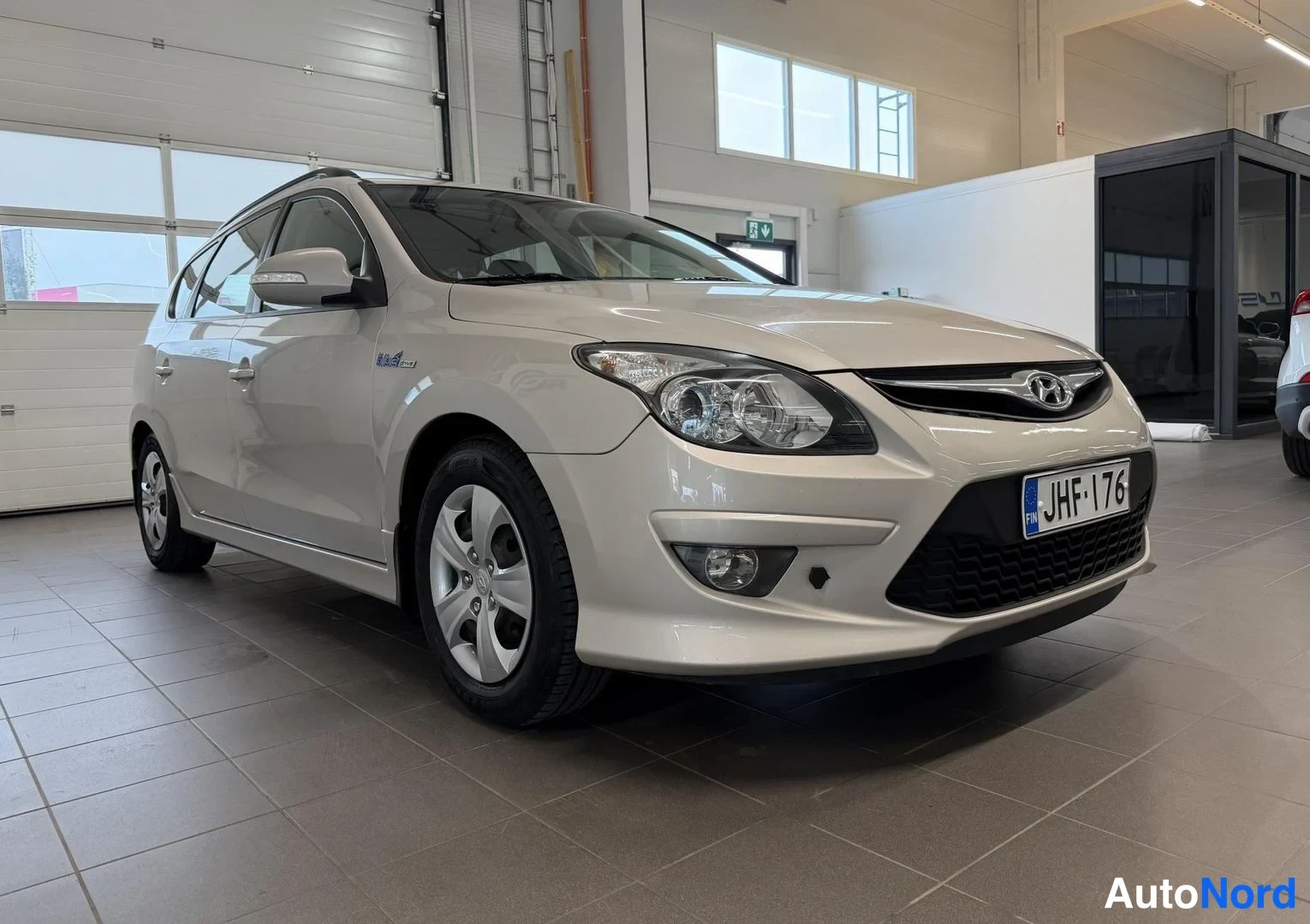 Hopea Hyundai i30 2011, etuviisto, keula oikealle, kuva 2
