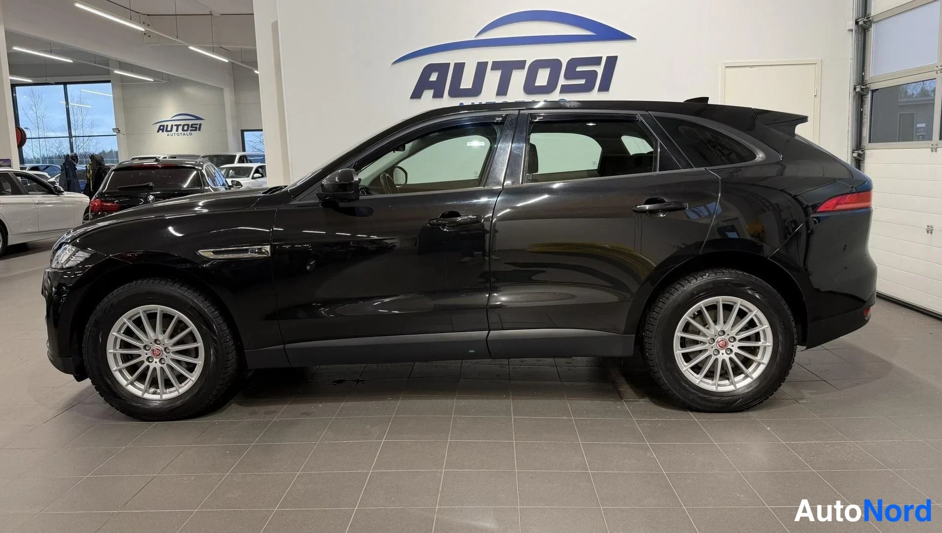Musta Jaguar F-Pace 2017, sivulta, kuva 4