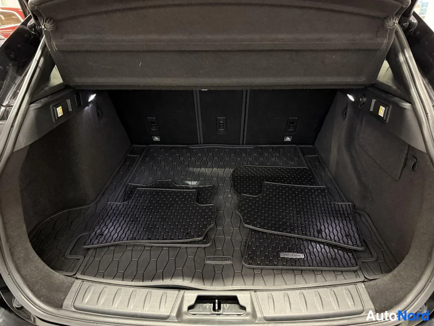 Musta Jaguar F-Pace 2017, takaa, kuva 8