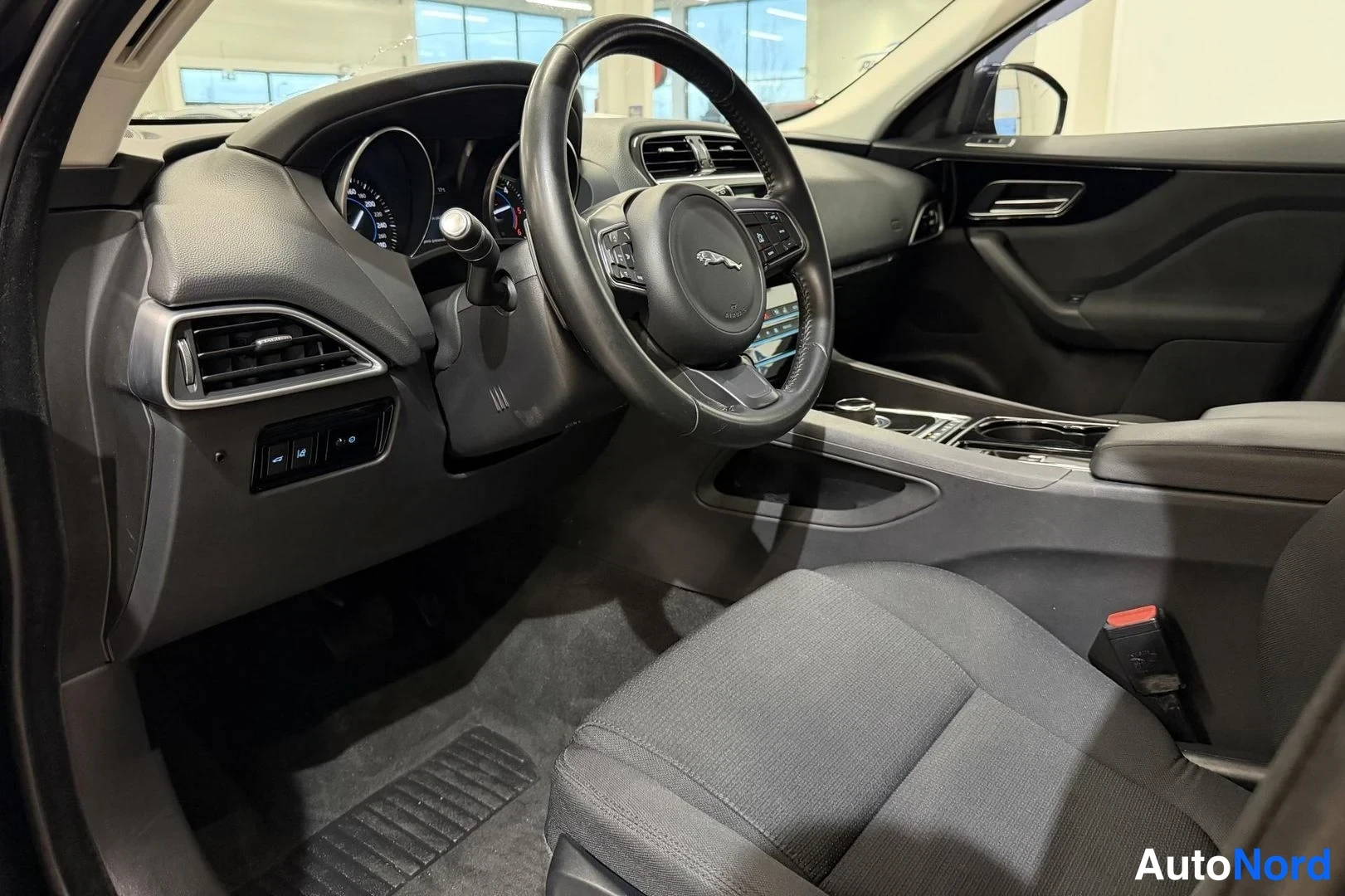 Musta Jaguar F-Pace 2017, kuva 13