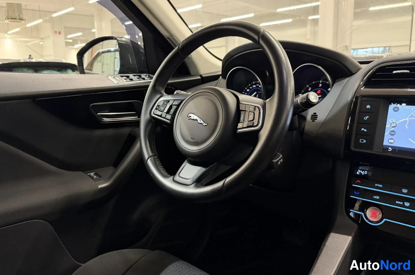 Musta Jaguar F-Pace 2017, kuva 15