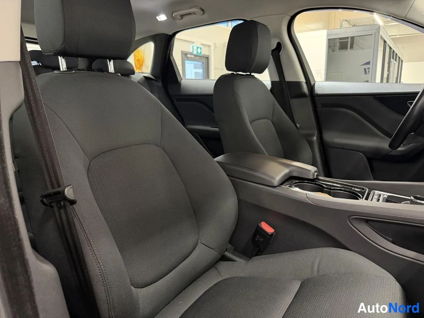 Musta Jaguar F-Pace 2017, kuva 16