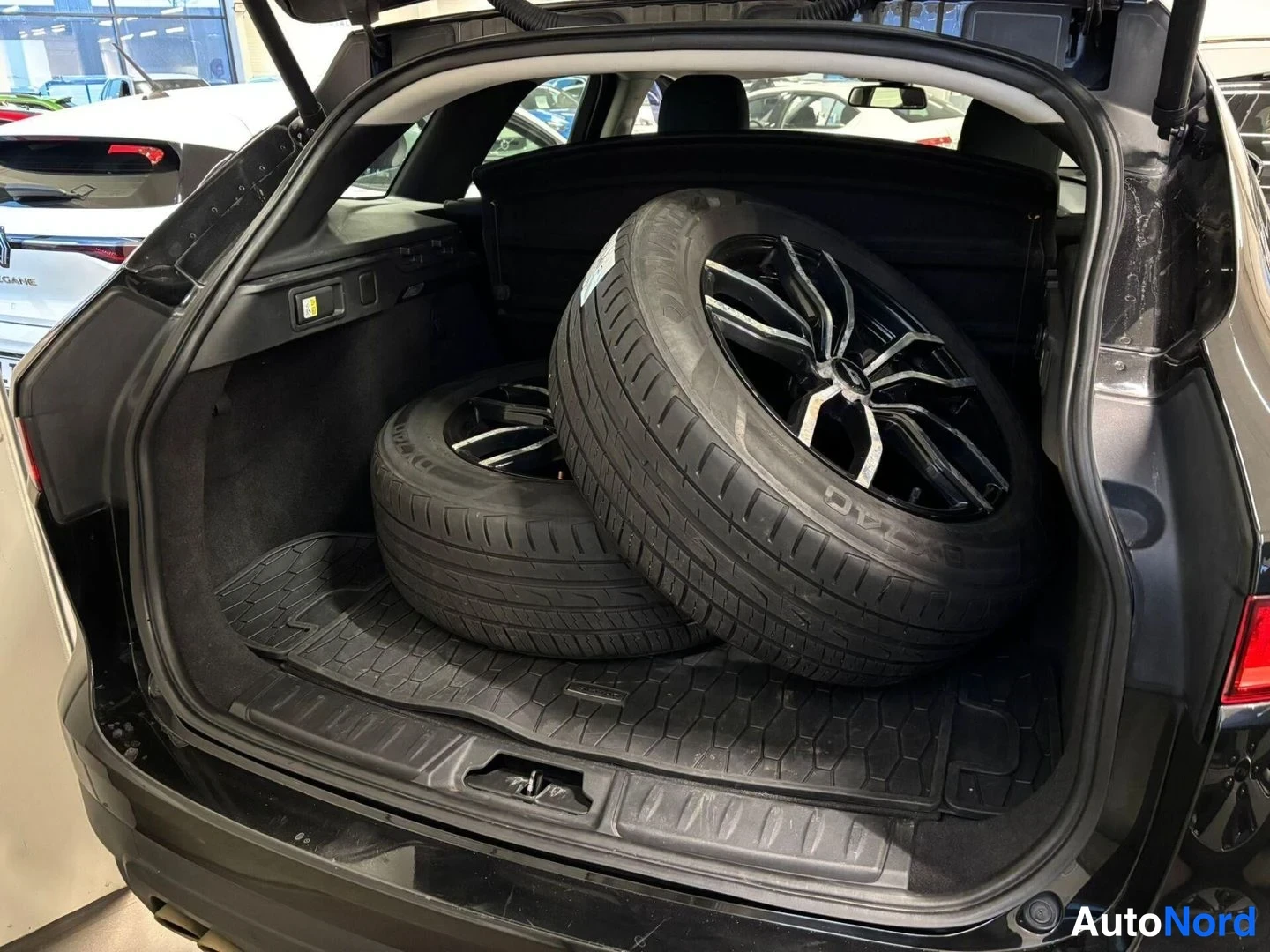 Musta Jaguar F-Pace 2017, kuva 19