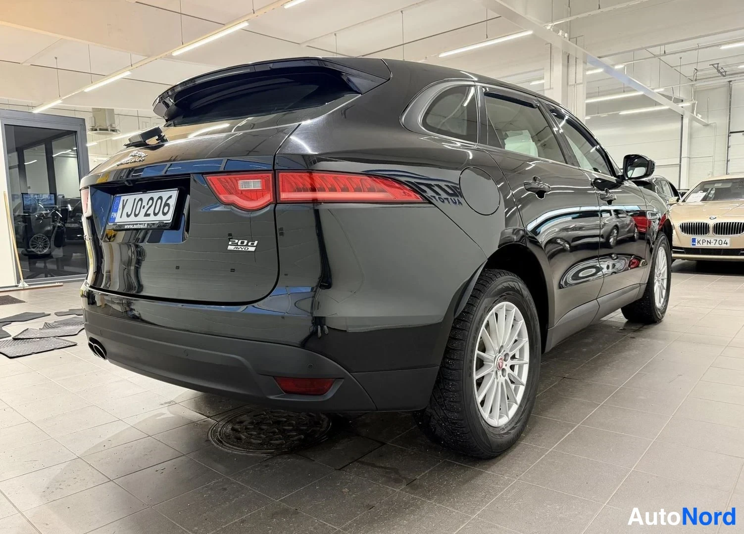 Musta Jaguar F-Pace 2017, takaviisto, kuva 6