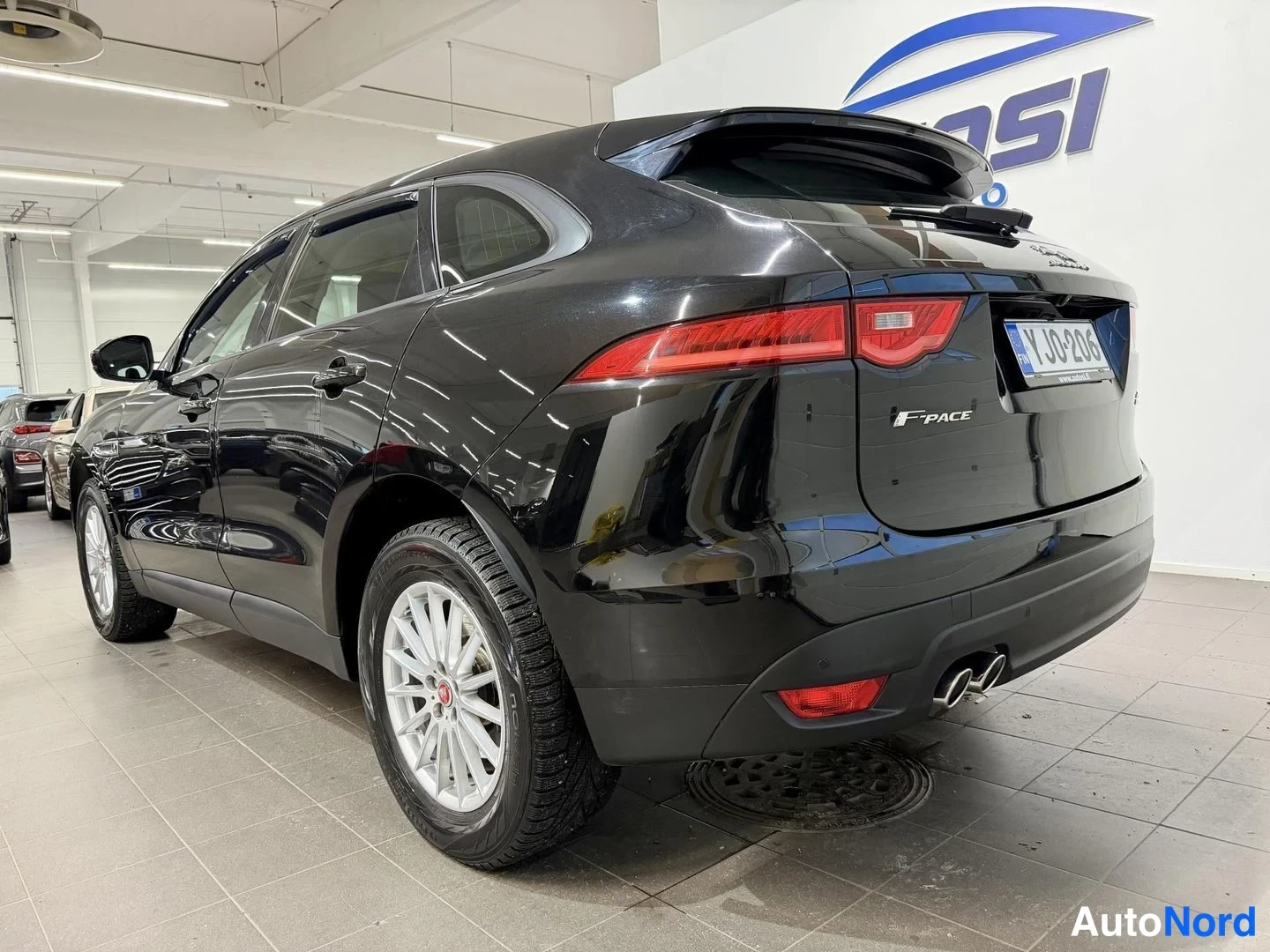 Musta Jaguar F-Pace 2017, takaviisto, kuva 5