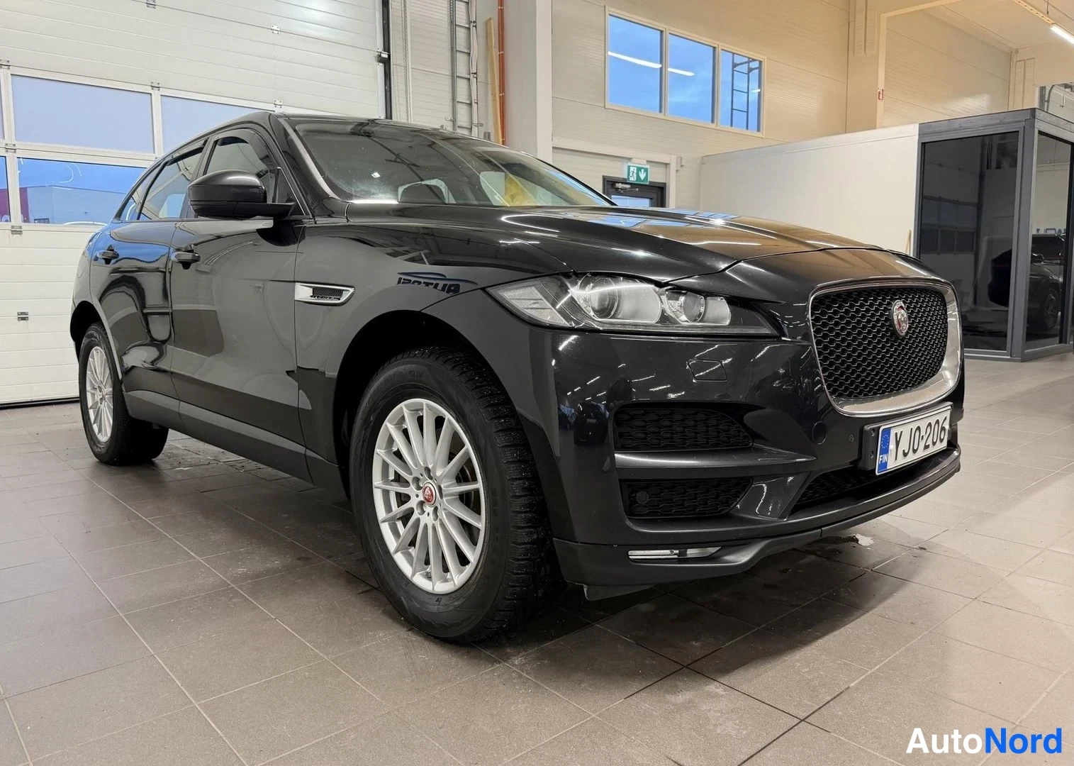 Musta Jaguar F-Pace 2017, etuviisto, keula oikealle, kuva 3
