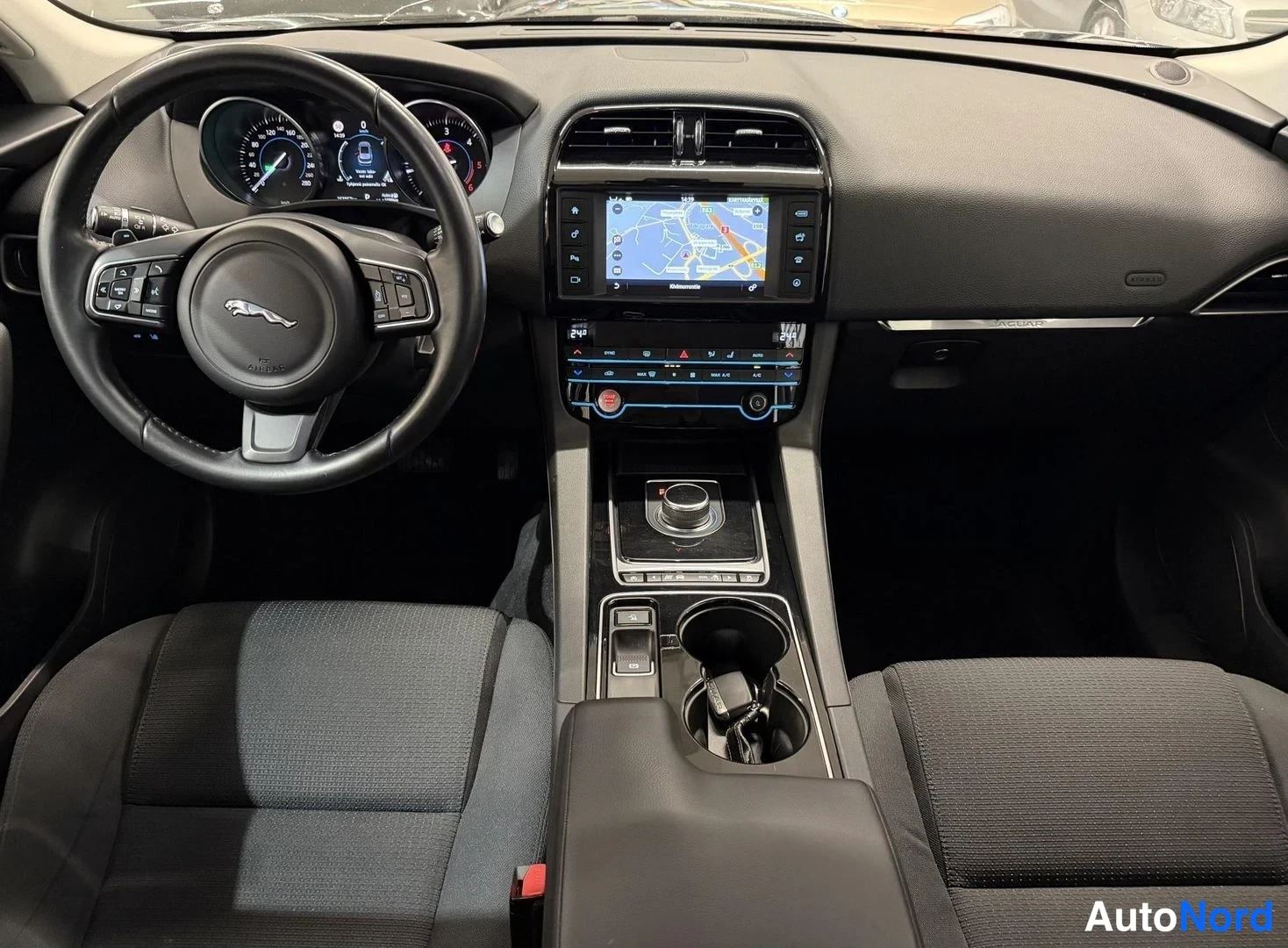 Musta Jaguar F-Pace 2017, kuva 9