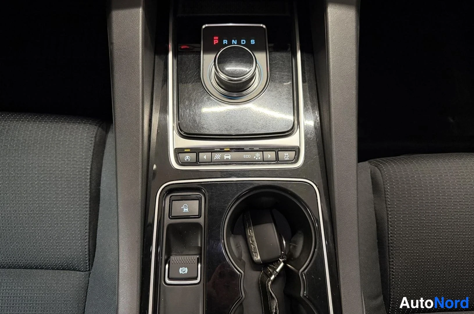 Musta Jaguar F-Pace 2017, kuva 10