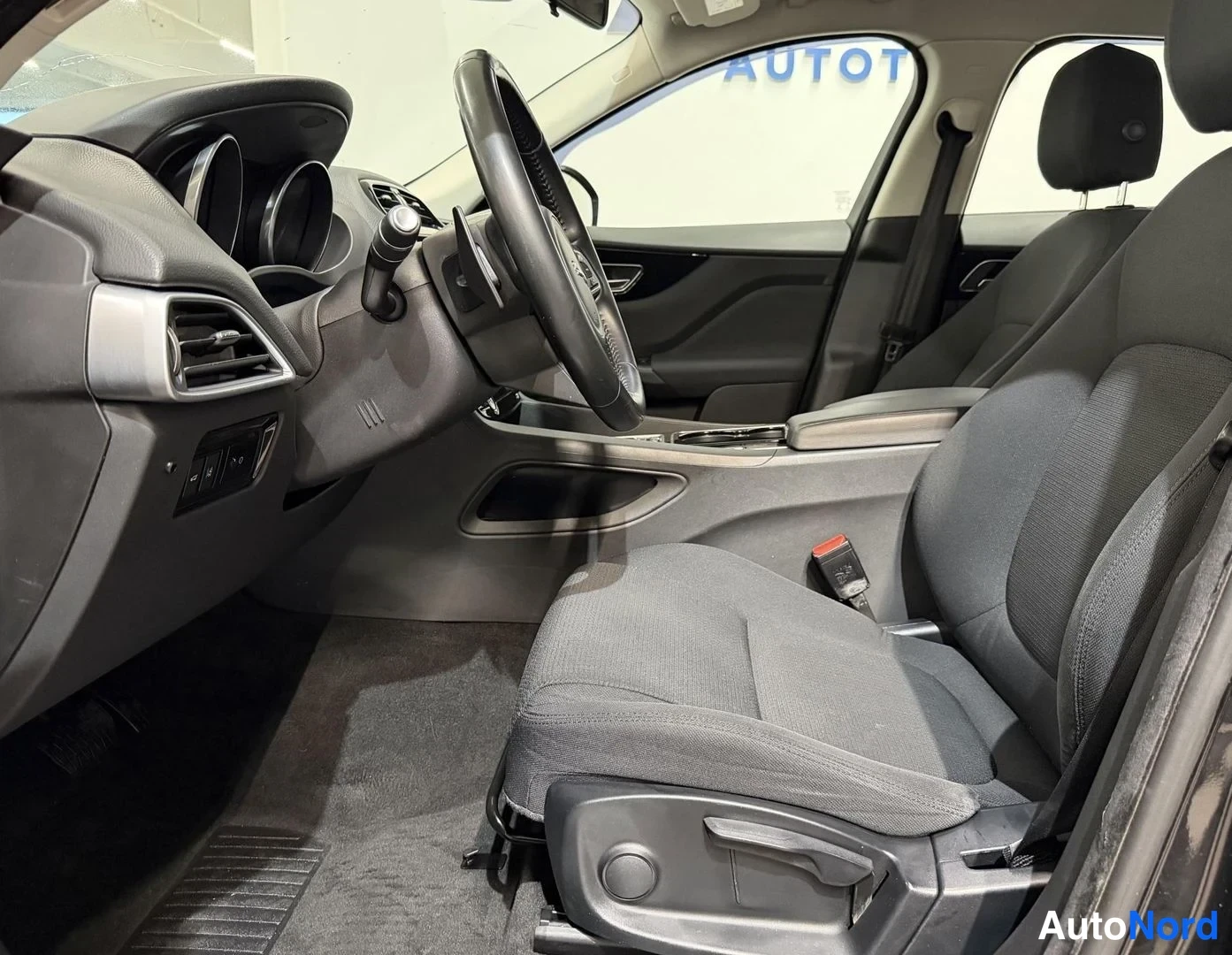 Musta Jaguar F-Pace 2017, etuviisto, keula vasemmalle, kuva 2