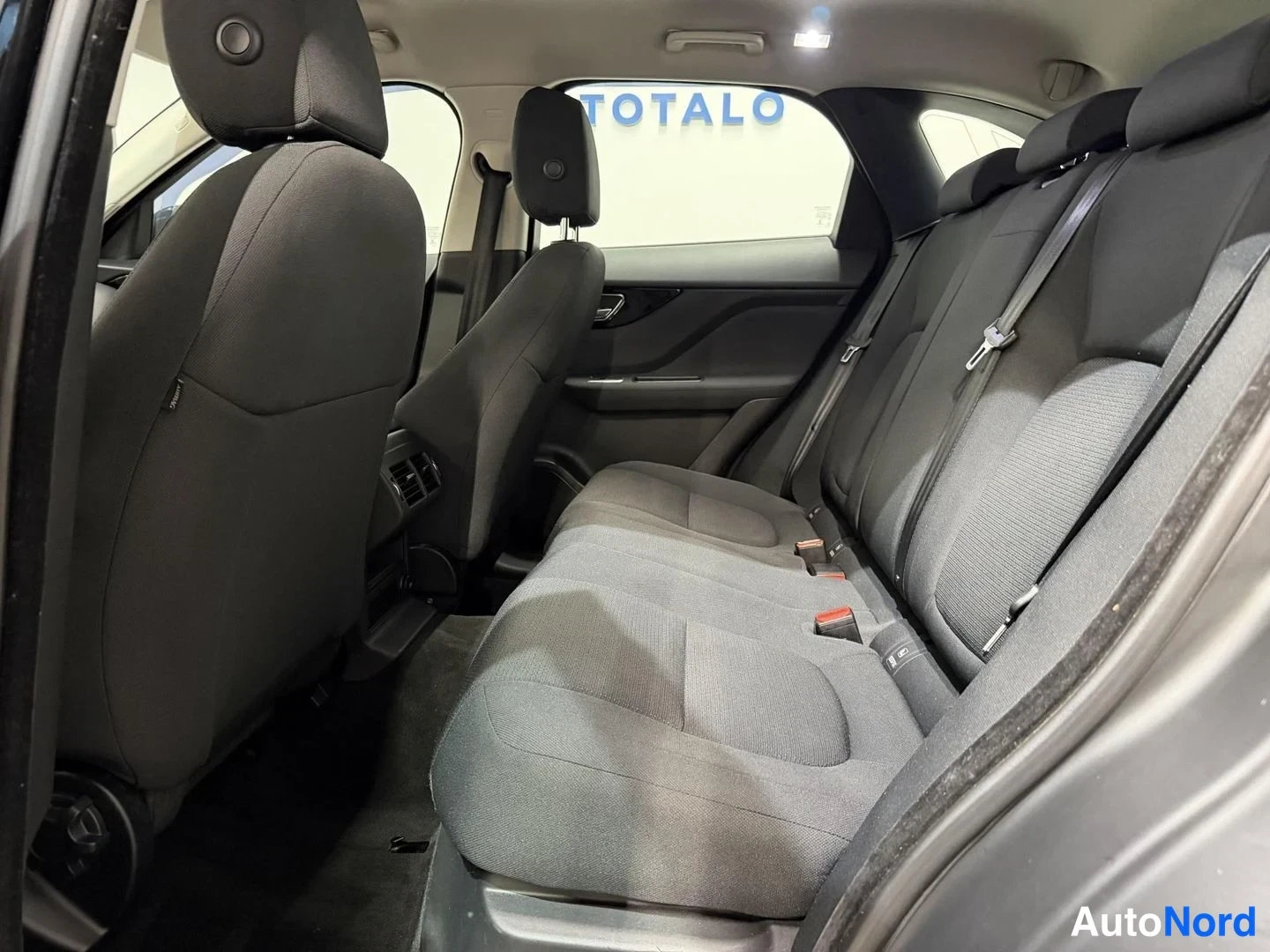 Musta Jaguar F-Pace 2017, kuva 11