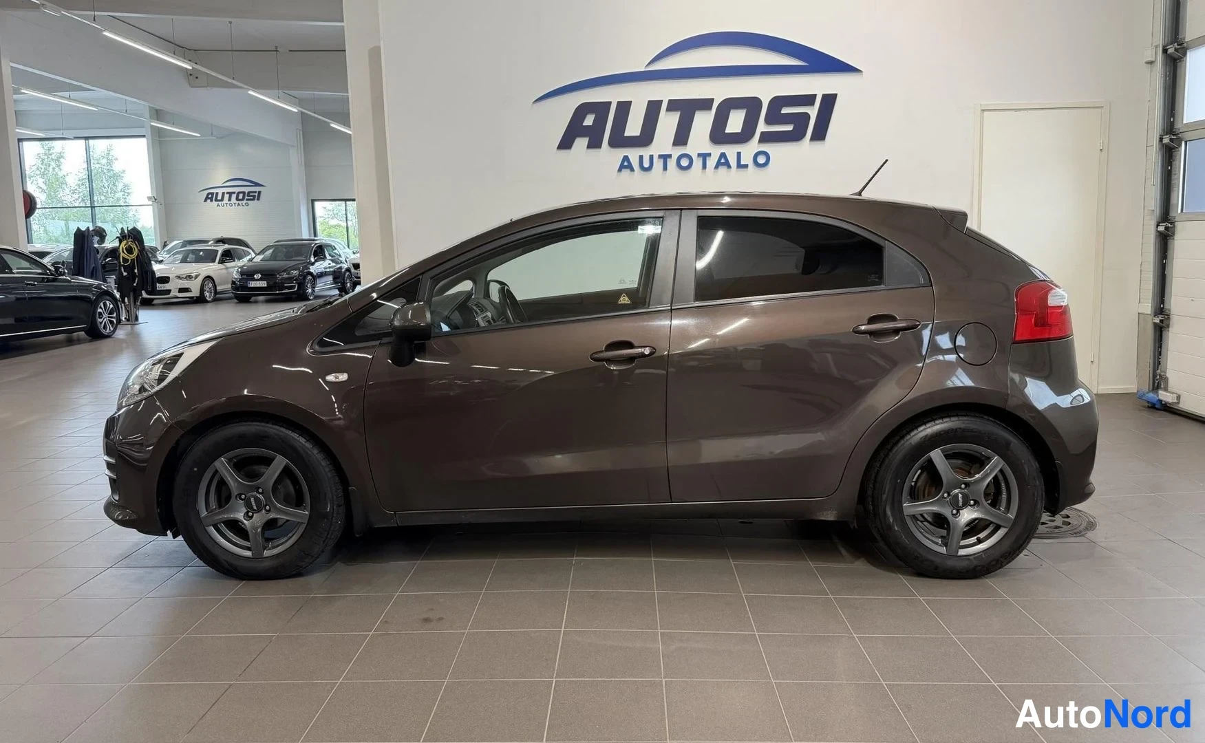 Ruskea Kia Rio 2016, sivulta, kuva 3