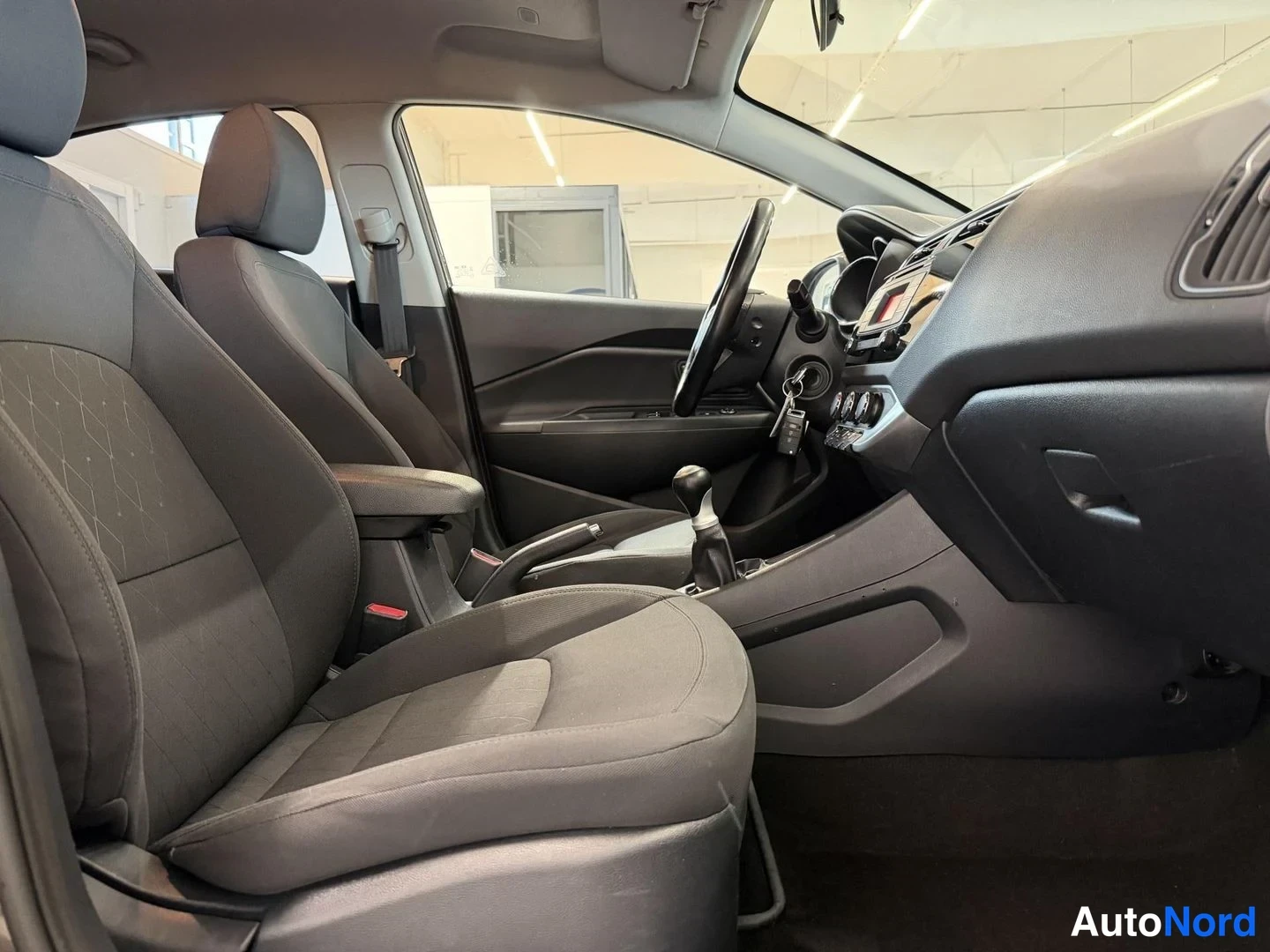 Ruskea Kia Rio 2016, kuva 11