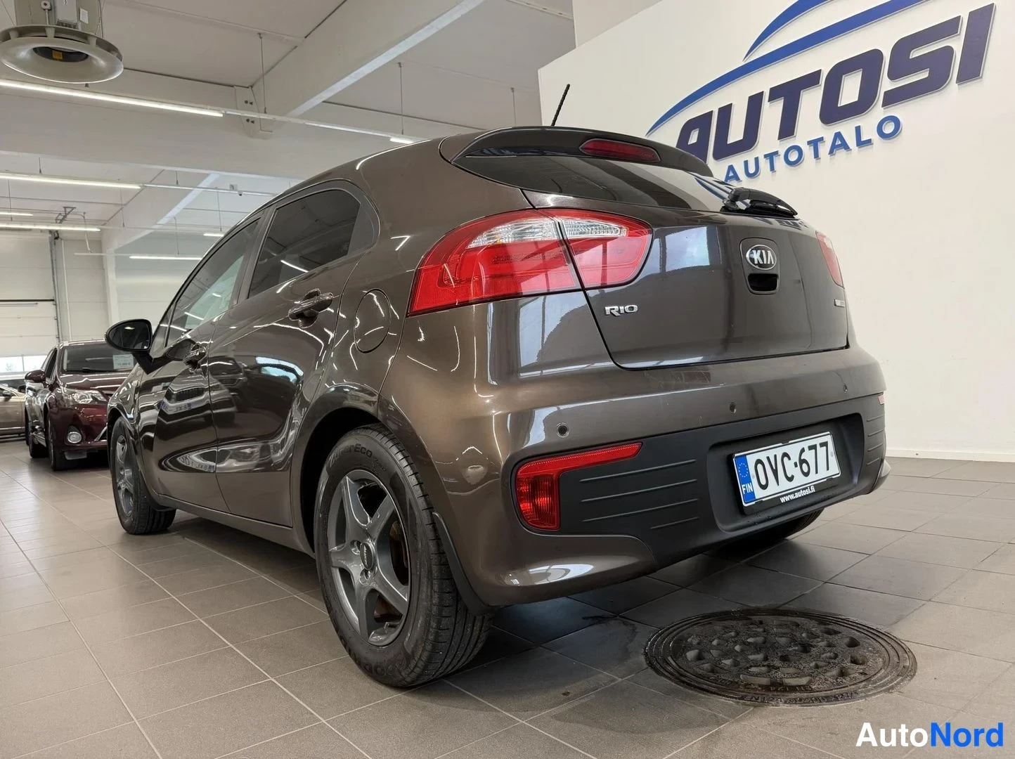 Ruskea Kia Rio 2016, takaviisto, kuva 4