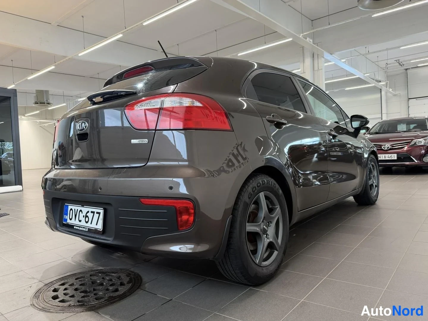 Ruskea Kia Rio 2016, takaviisto, kuva 5