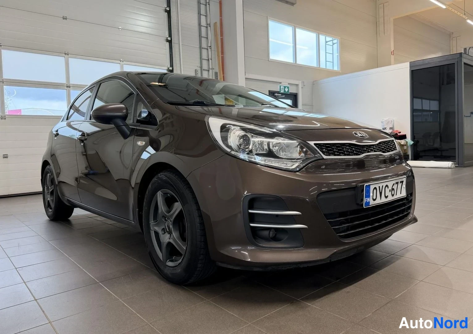 Ruskea Kia Rio 2016, etuviisto, keula oikealle, kuva 2