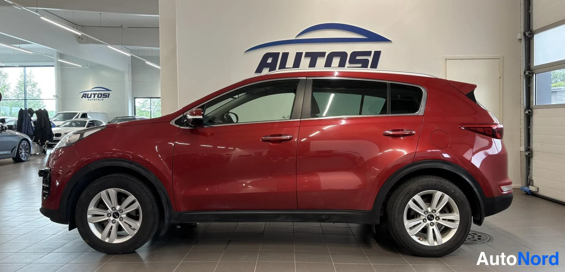 Punainen Kia Sportage 2016, etuviisto, keula vasemmalle, kuva 2