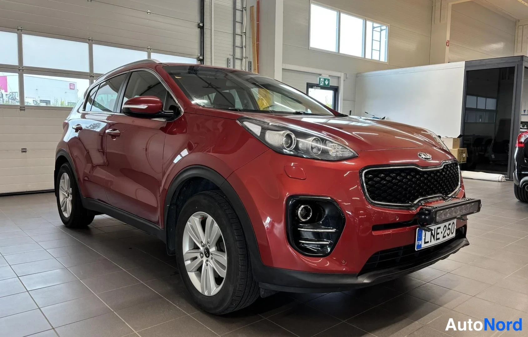 Punainen Kia Sportage 2016, etuviisto, keula oikealle, kuva 3