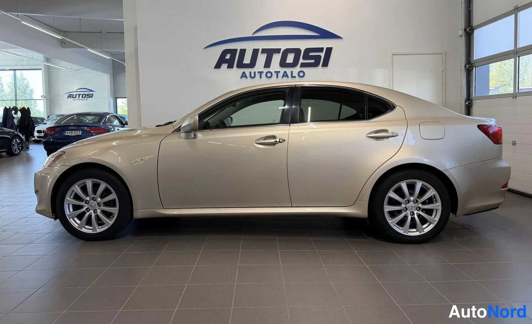Beige Lexus IS 2006, sivulta, kuva 3