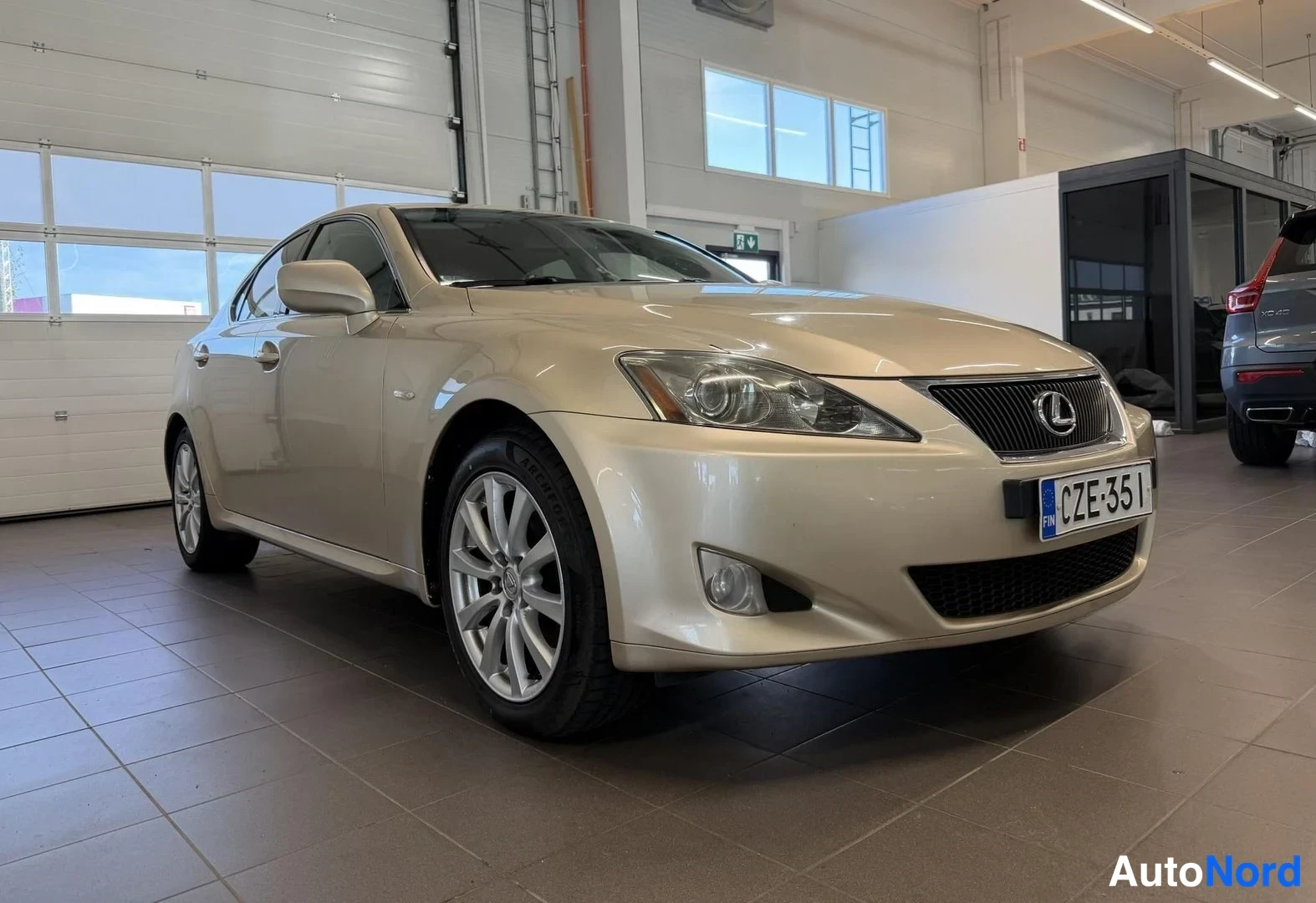 Beige Lexus IS 2006, etuviisto, keula oikealle, kuva 2