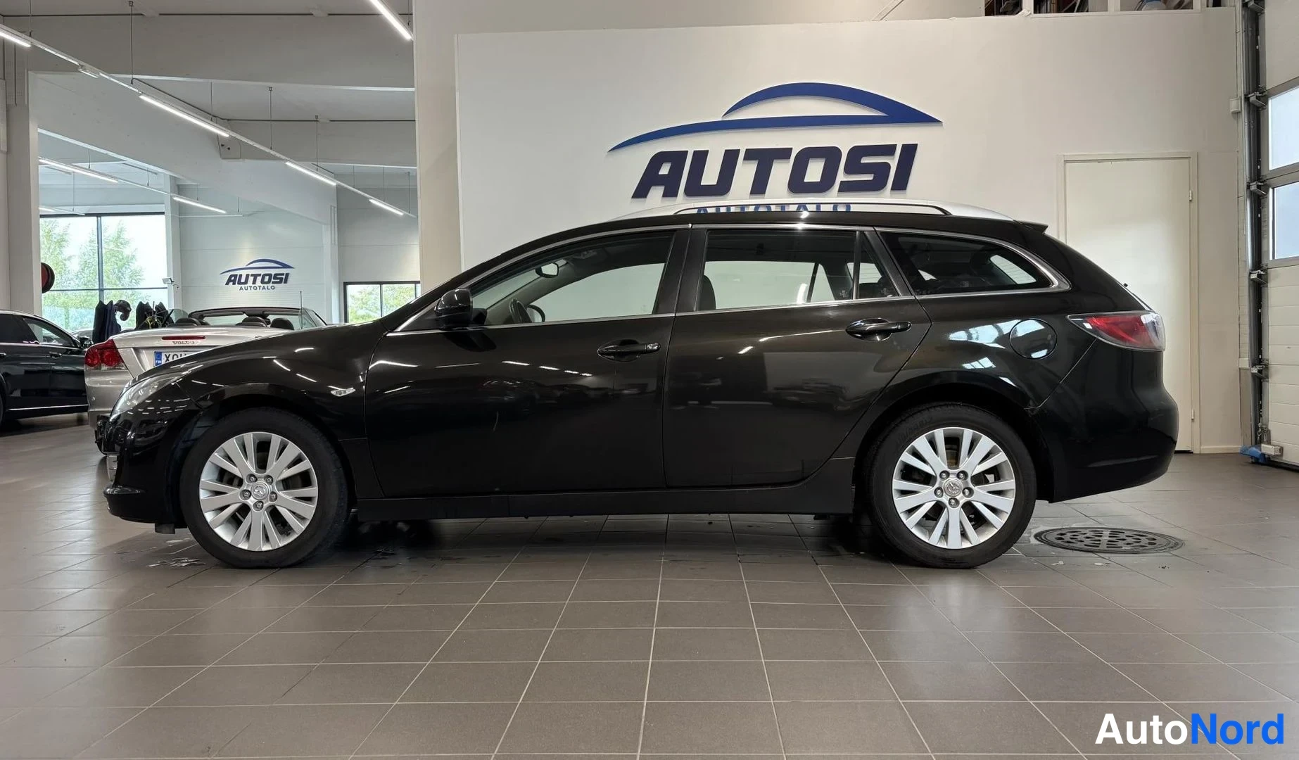Harmaa Mazda 6 2010, sivulta, kuva 3
