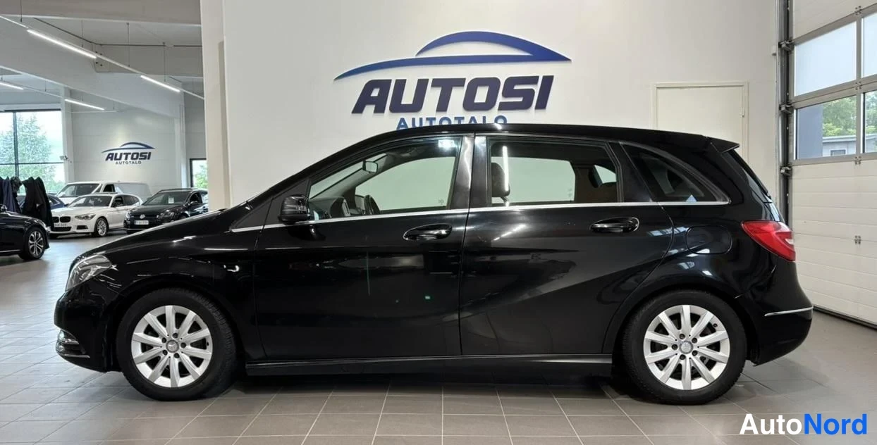 Musta Mercedes-Benz B 180 CDI 2014, etuviisto, keula vasemmalle, kuva 2