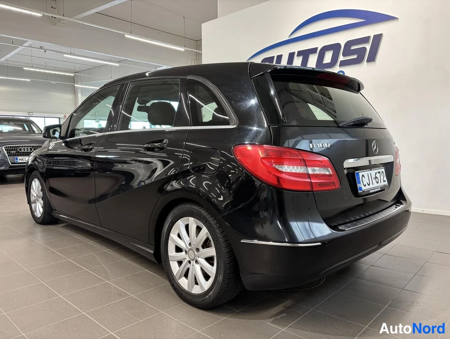 Musta Mercedes-Benz B 180 CDI 2014, takaviisto, kuva 3