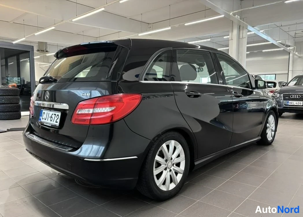 Musta Mercedes-Benz B 180 CDI 2014, takaviisto, kuva 4