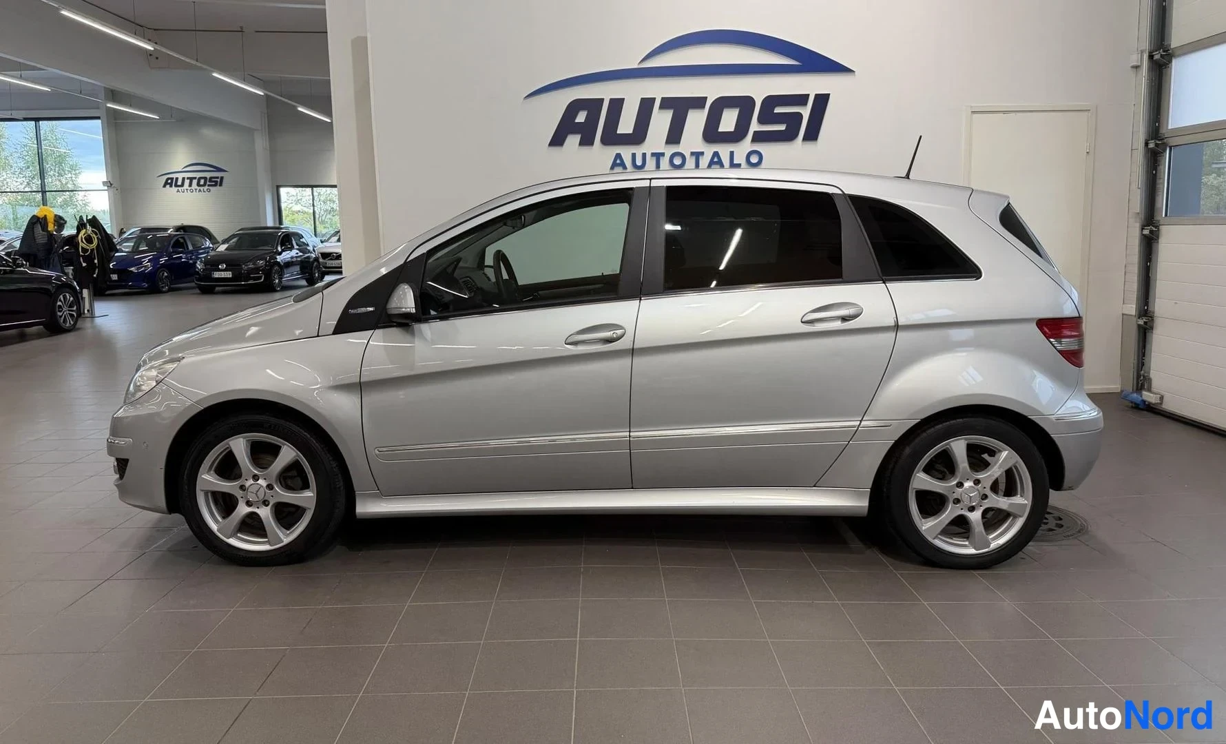 Harmaa Mercedes-Benz B 180 2010, sivulta, kuva 3