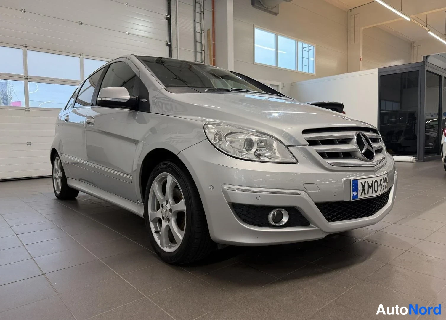 Harmaa Mercedes-Benz B 180 2010, etuviisto, keula oikealle, kuva 2