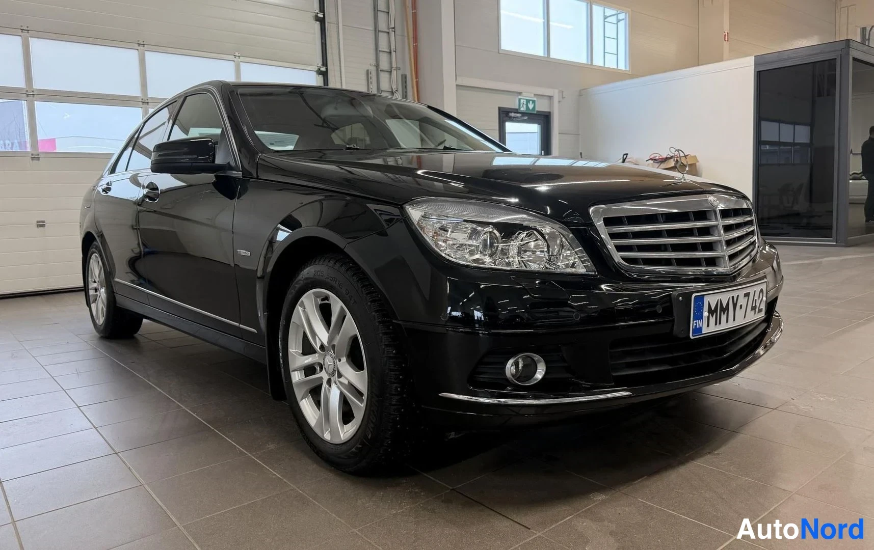 Musta Mercedes-Benz C 180 2010, etuviisto, keula oikealle, kuva 2
