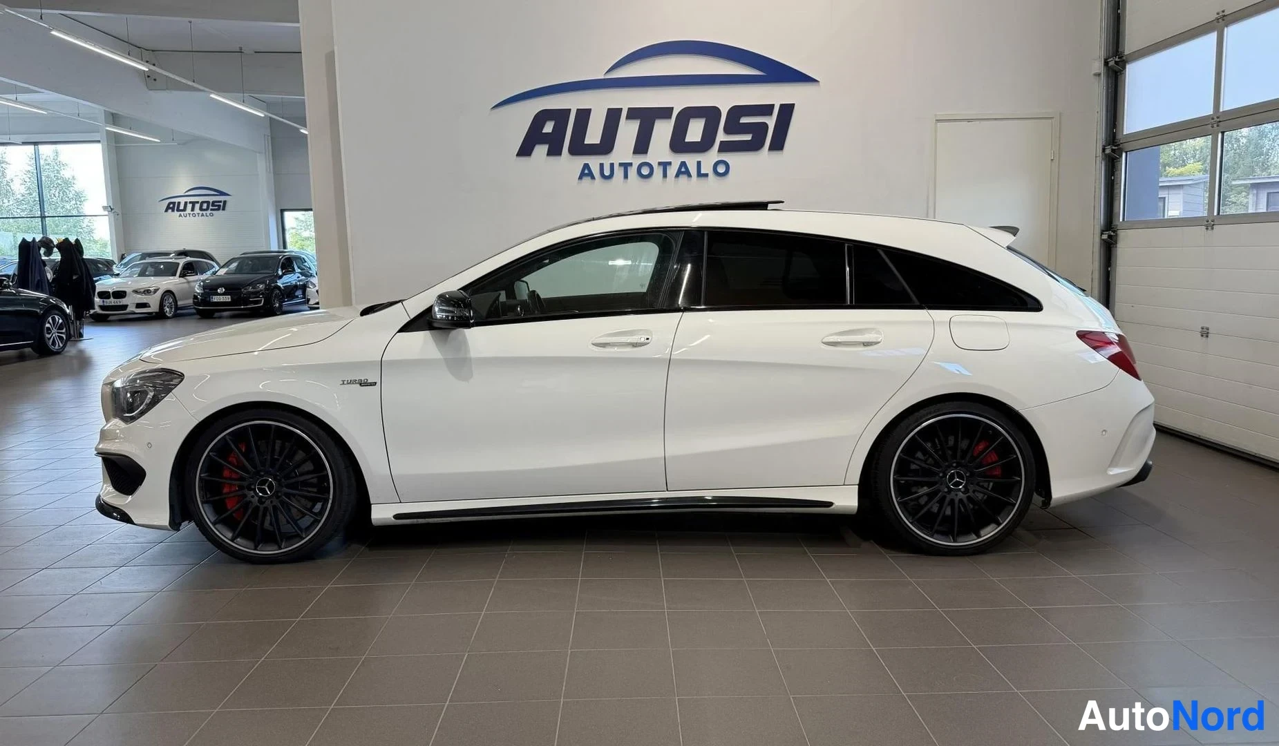 Valkoinen Mercedes-Benz CLA 45 2016, sivulta, kuva 3