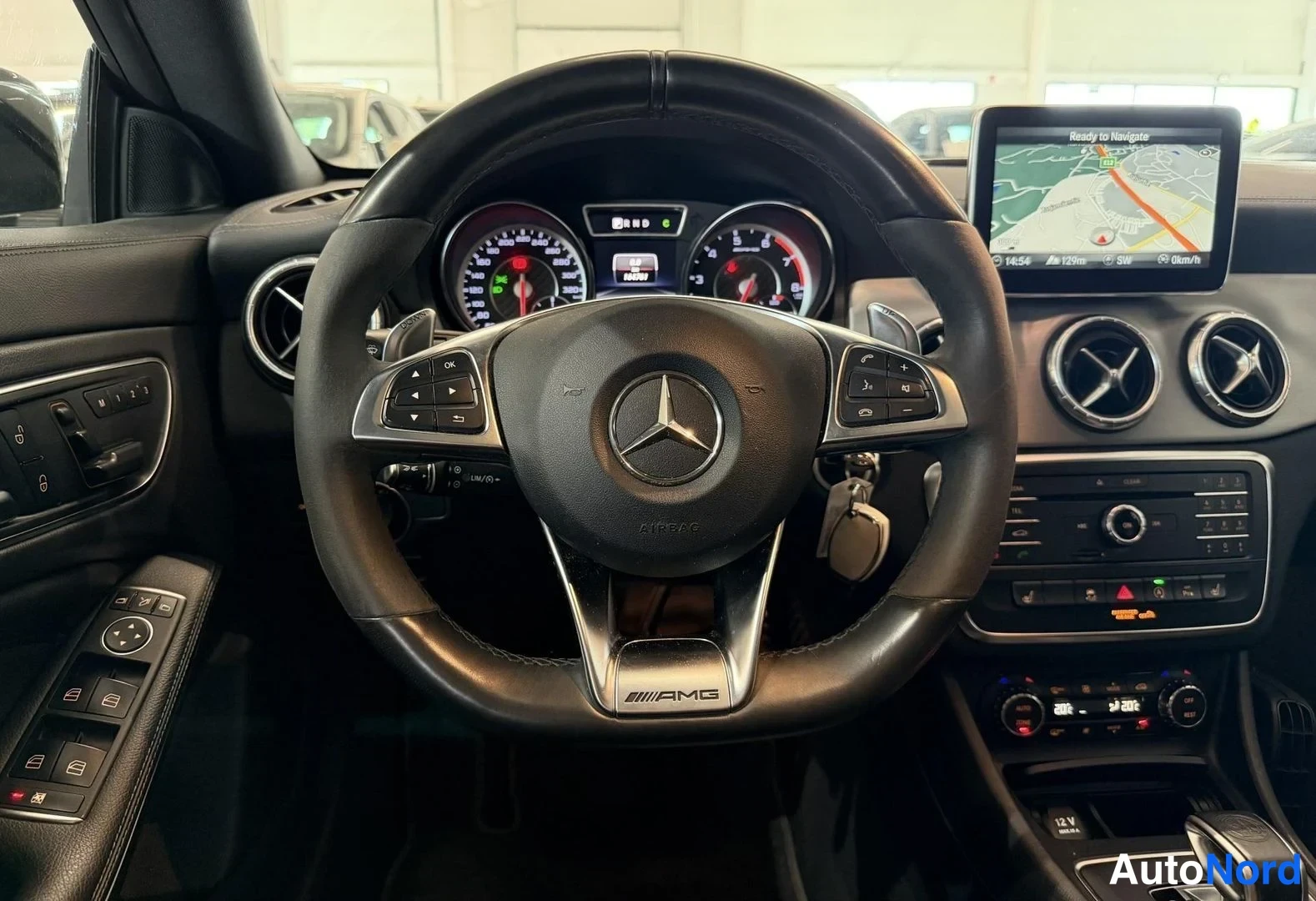 Valkoinen Mercedes-Benz CLA 45 2016, yksityiskohta, kuva 7