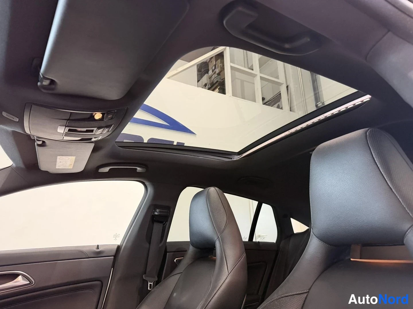 Valkoinen Mercedes-Benz CLA 45 2016, kuva 16
