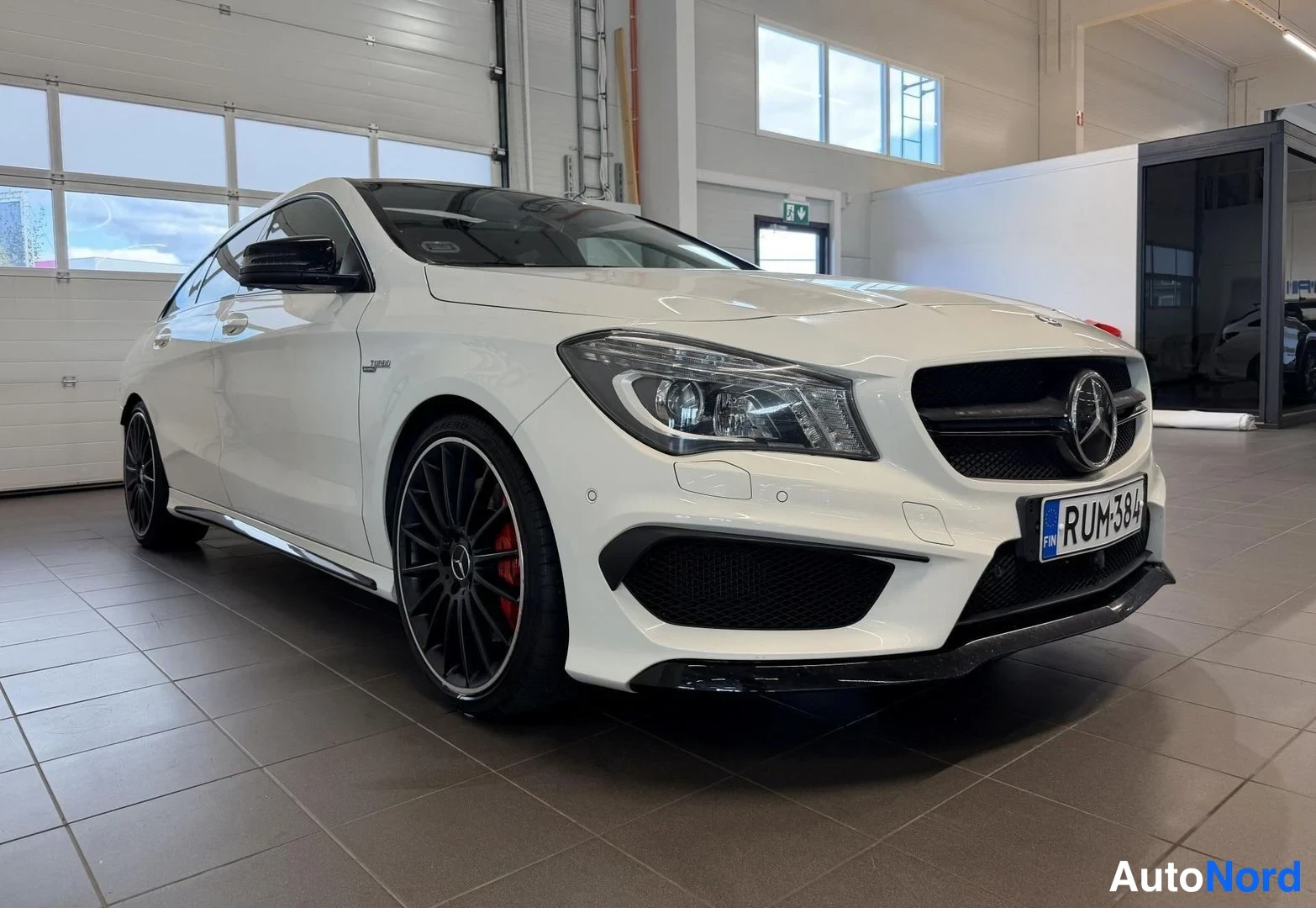Valkoinen Mercedes-Benz CLA 45 2016, etuviisto, keula oikealle, kuva 2