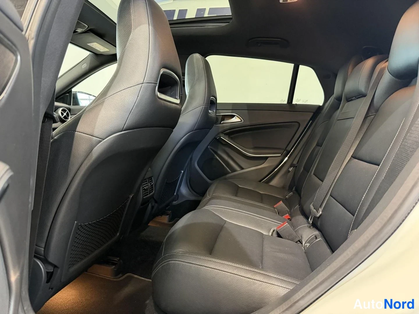Valkoinen Mercedes-Benz CLA 45 2016, kuva 9