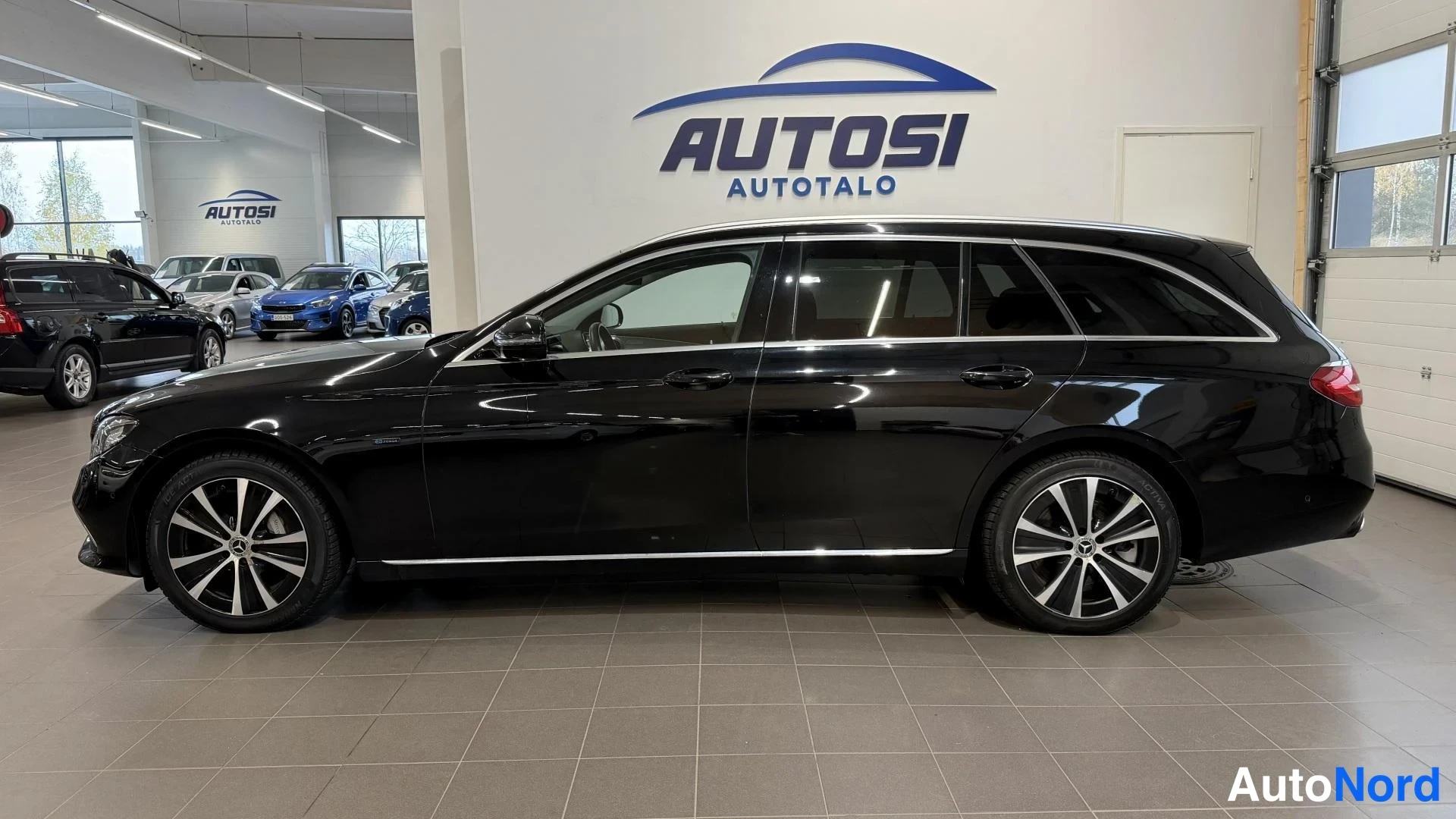 Musta Mercedes-Benz E 300 de 2019, sivulta, kuva 3