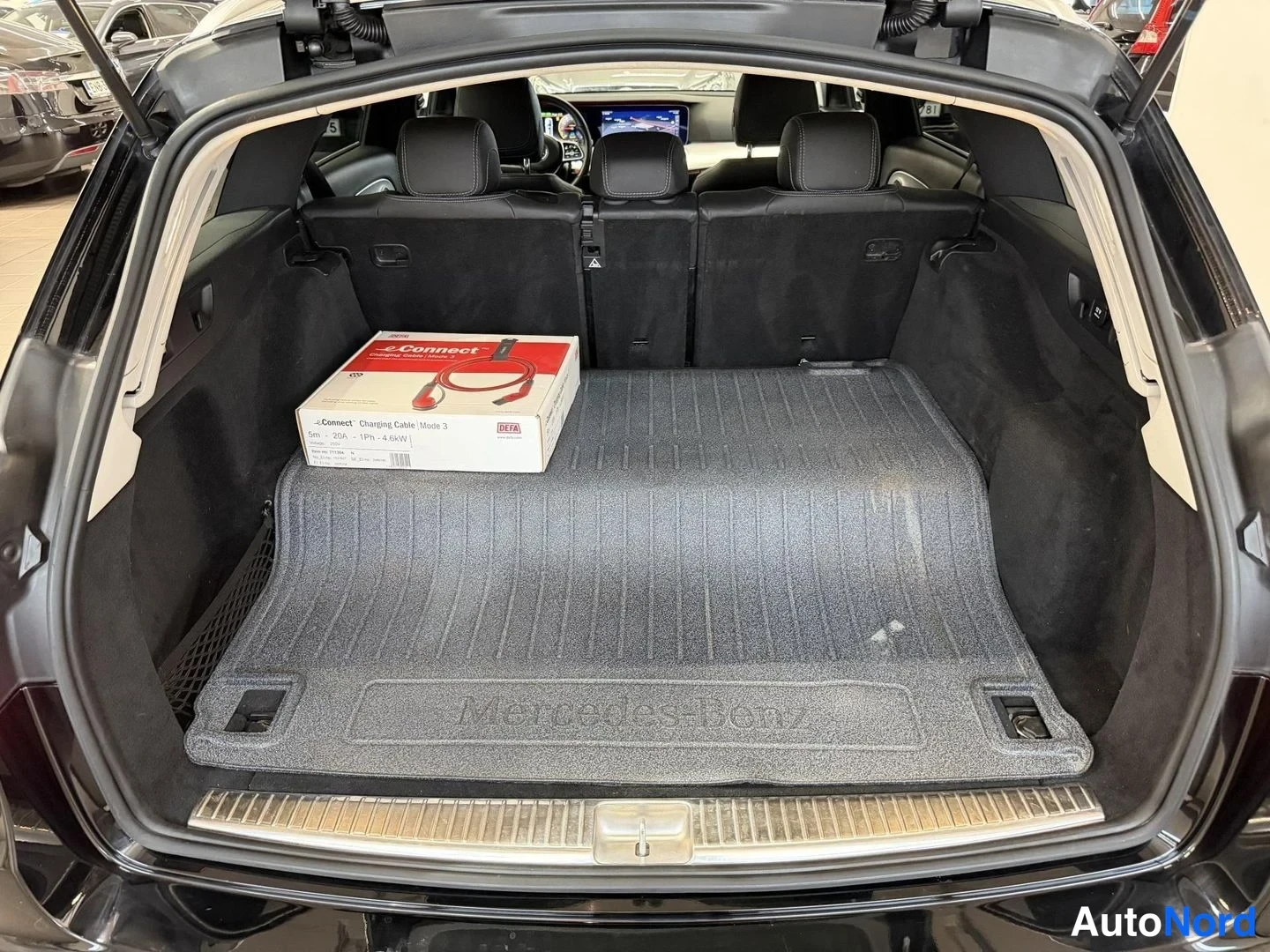 Musta Mercedes-Benz E 300 de 2019, kuva 10