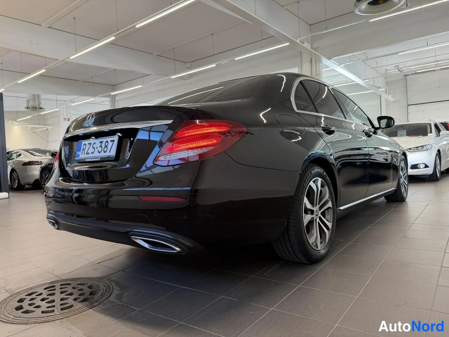 Musta Mercedes-Benz E 200 d 2020, takaviisto, kuva 4