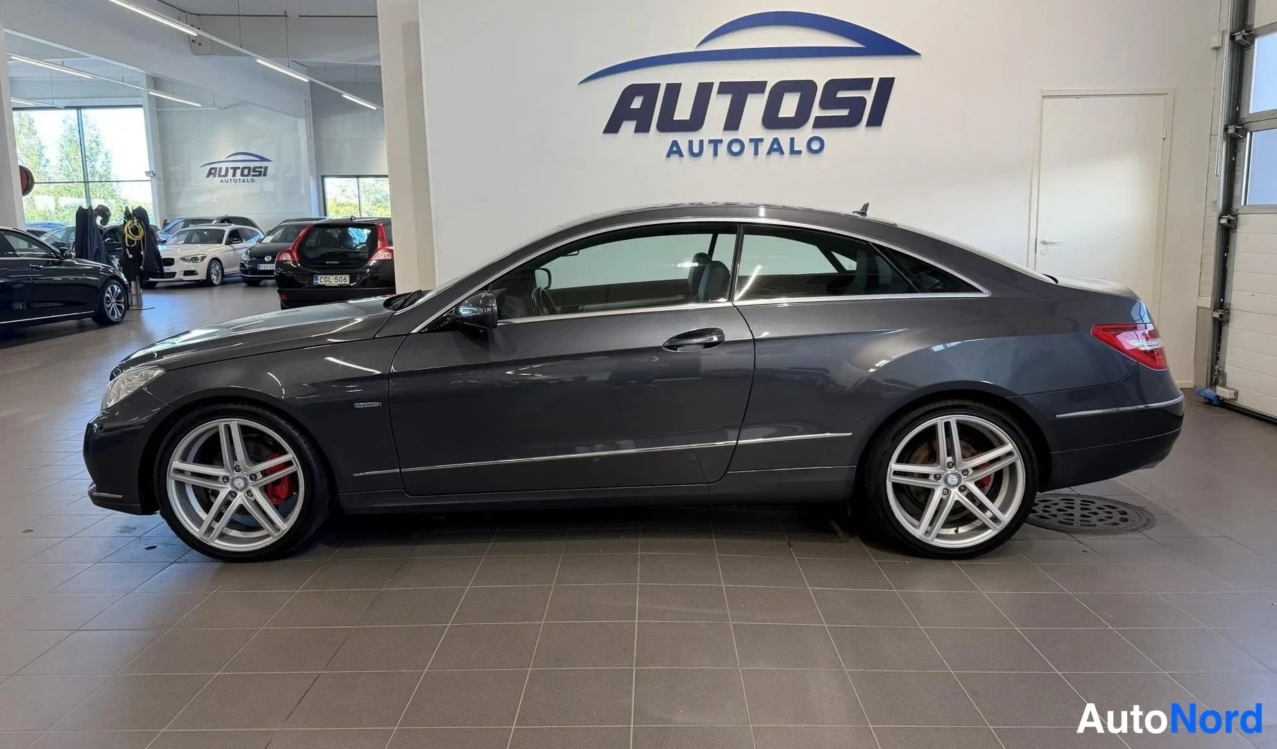 Harmaa Mercedes-Benz E 250 2010, sivulta, kuva 3