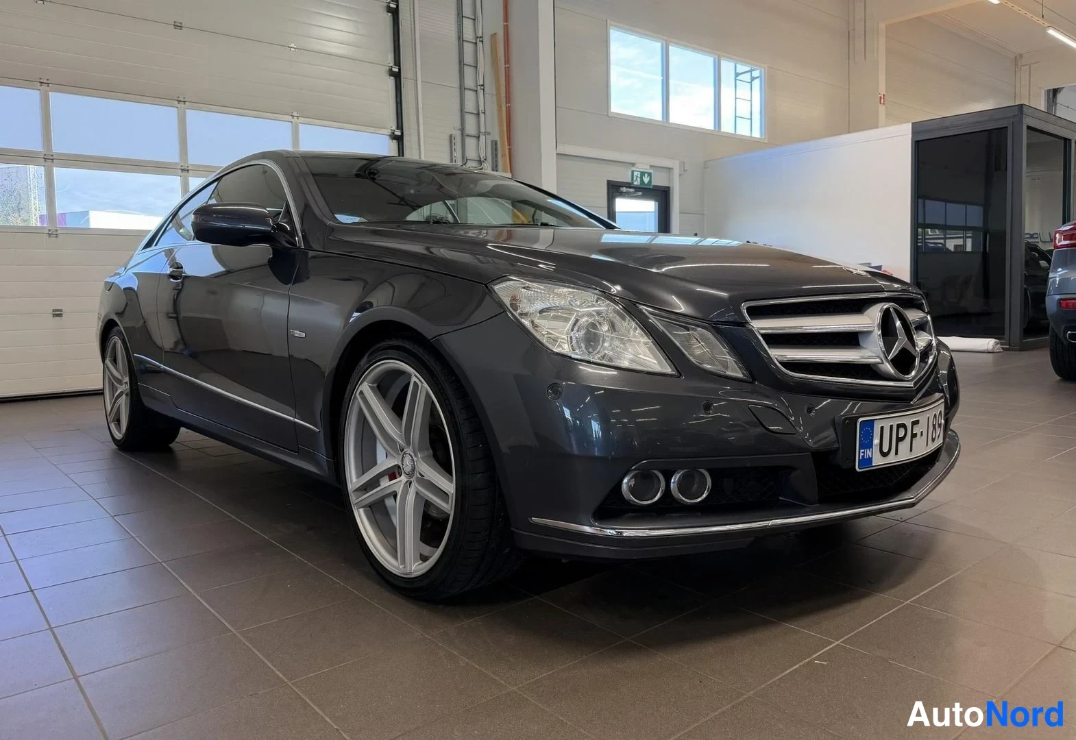 Harmaa Mercedes-Benz E 250 2010, etuviisto, keula oikealle, kuva 2