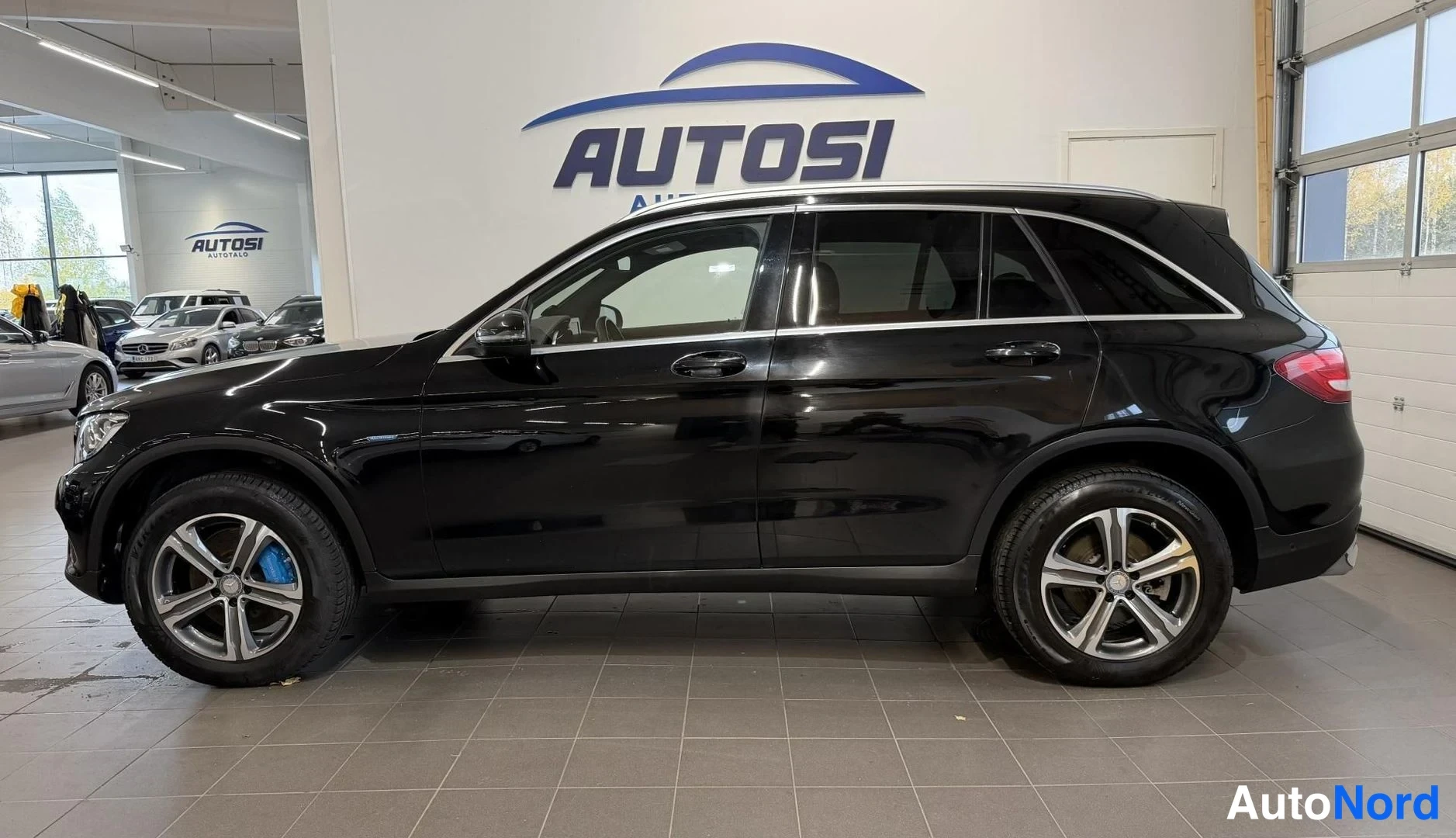 Musta Mercedes-Benz GLC 350 e 4MATIC 2017, sivulta, kuva 3