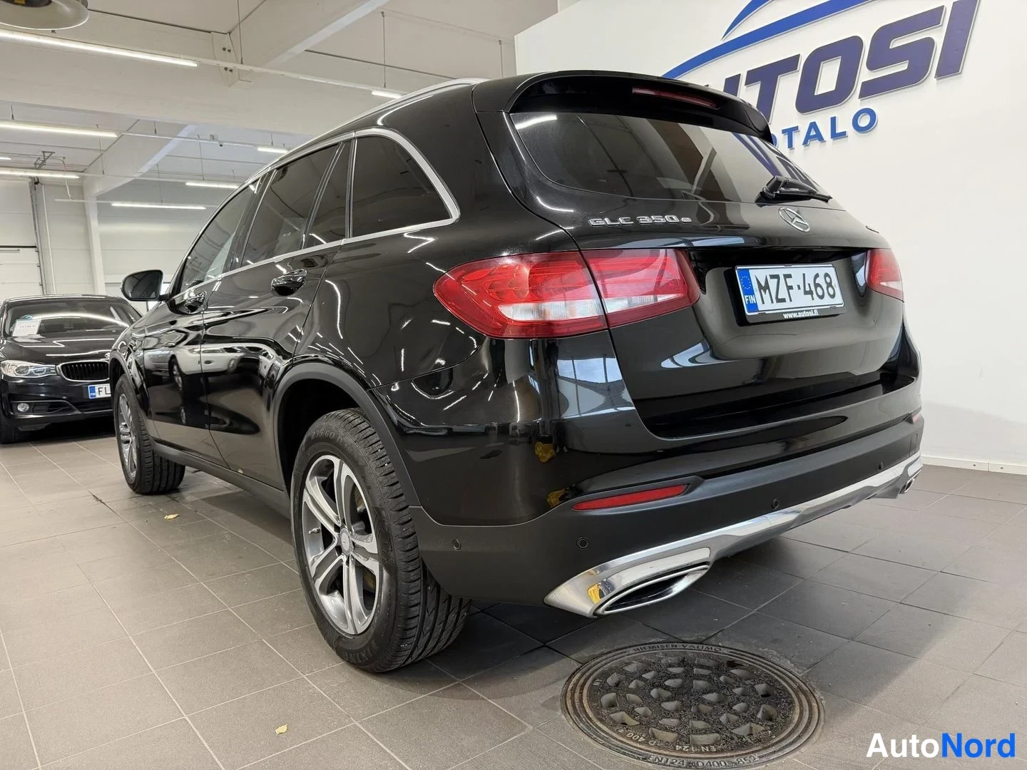 Musta Mercedes-Benz GLC 350 e 4MATIC 2017, takaviisto, kuva 4