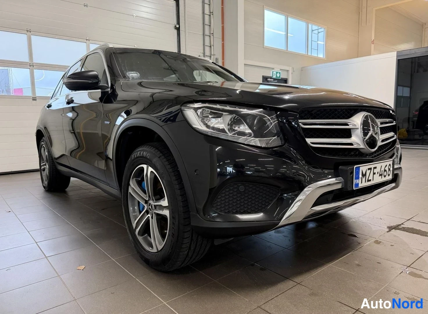 Musta Mercedes-Benz GLC 350 e 4MATIC 2017, etuviisto, keula oikealle, kuva 2