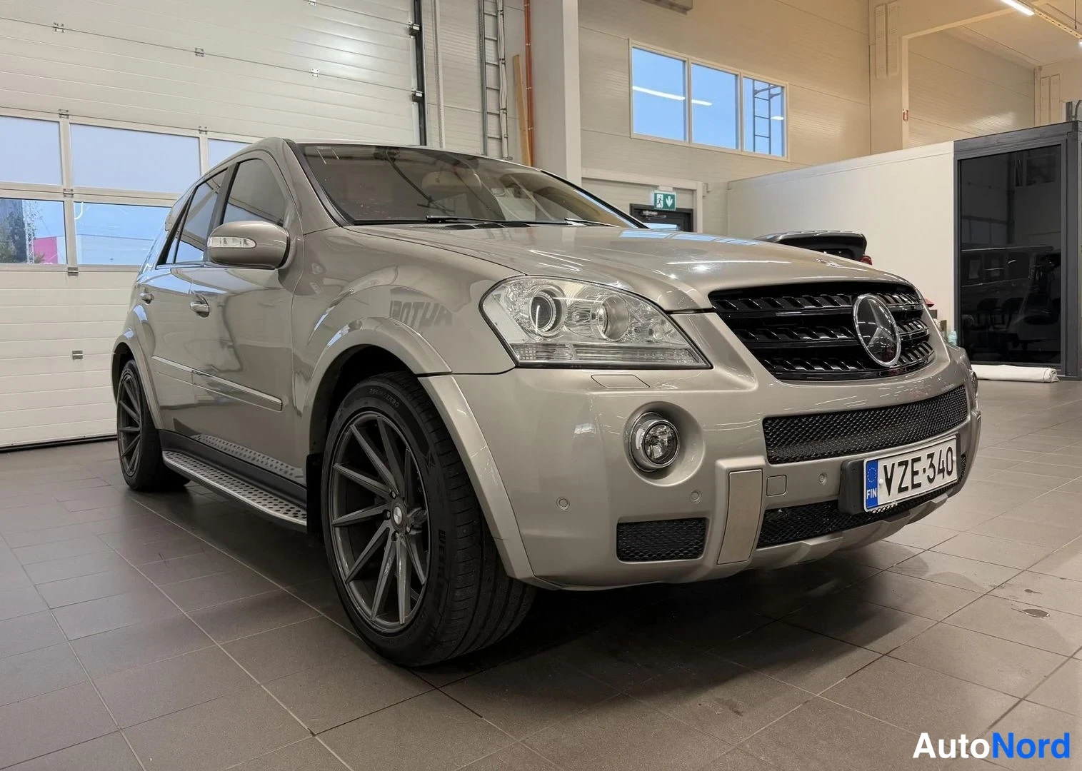 Harmaa Mercedes-Benz ML 320 CDI 4MATIC 2007, etuviisto, keula oikealle, kuva 2