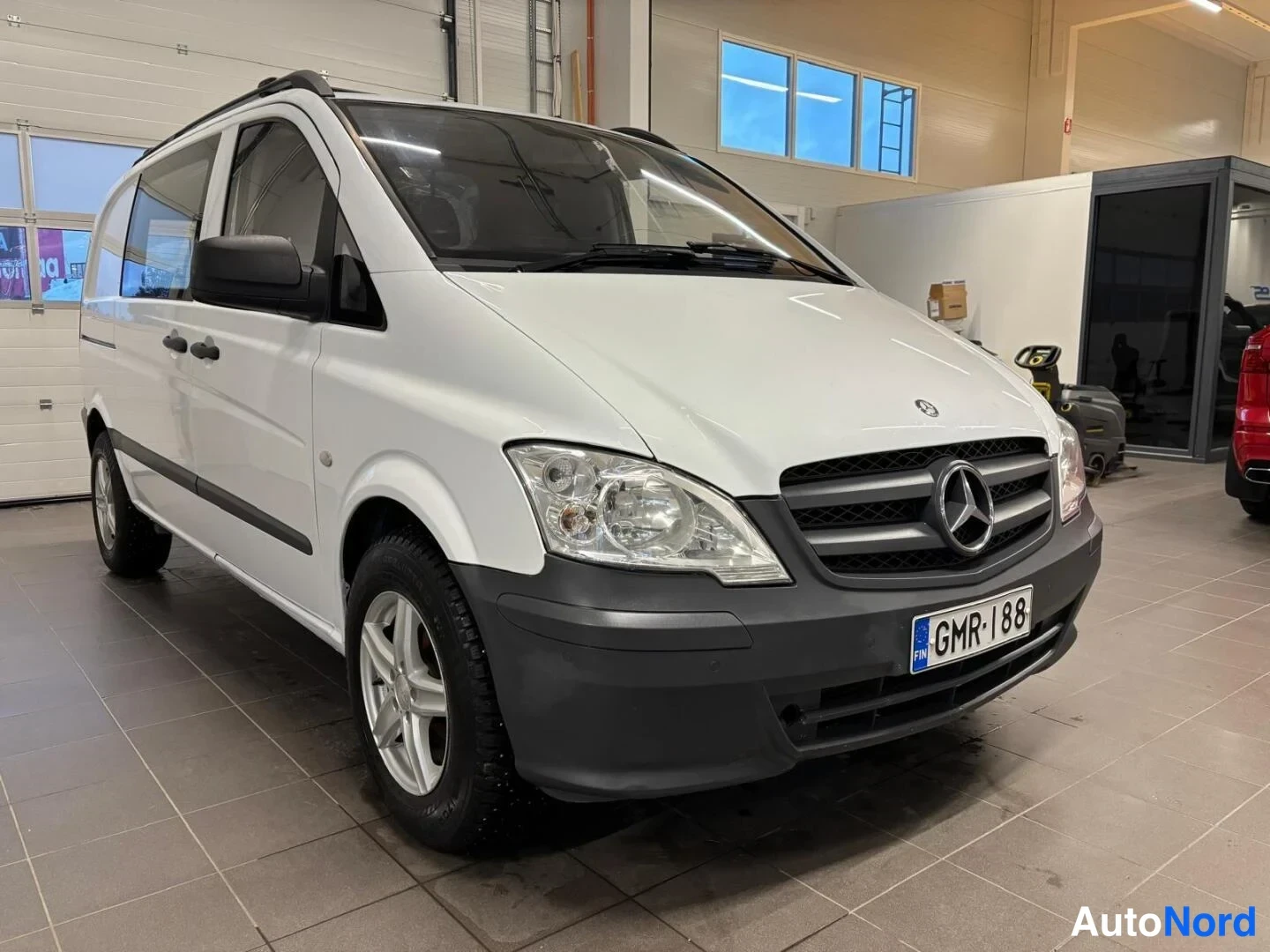 Valkoinen Mercedes-Benz Vito 113 CDI 2013, etuviisto, keula oikealle, kuva 2