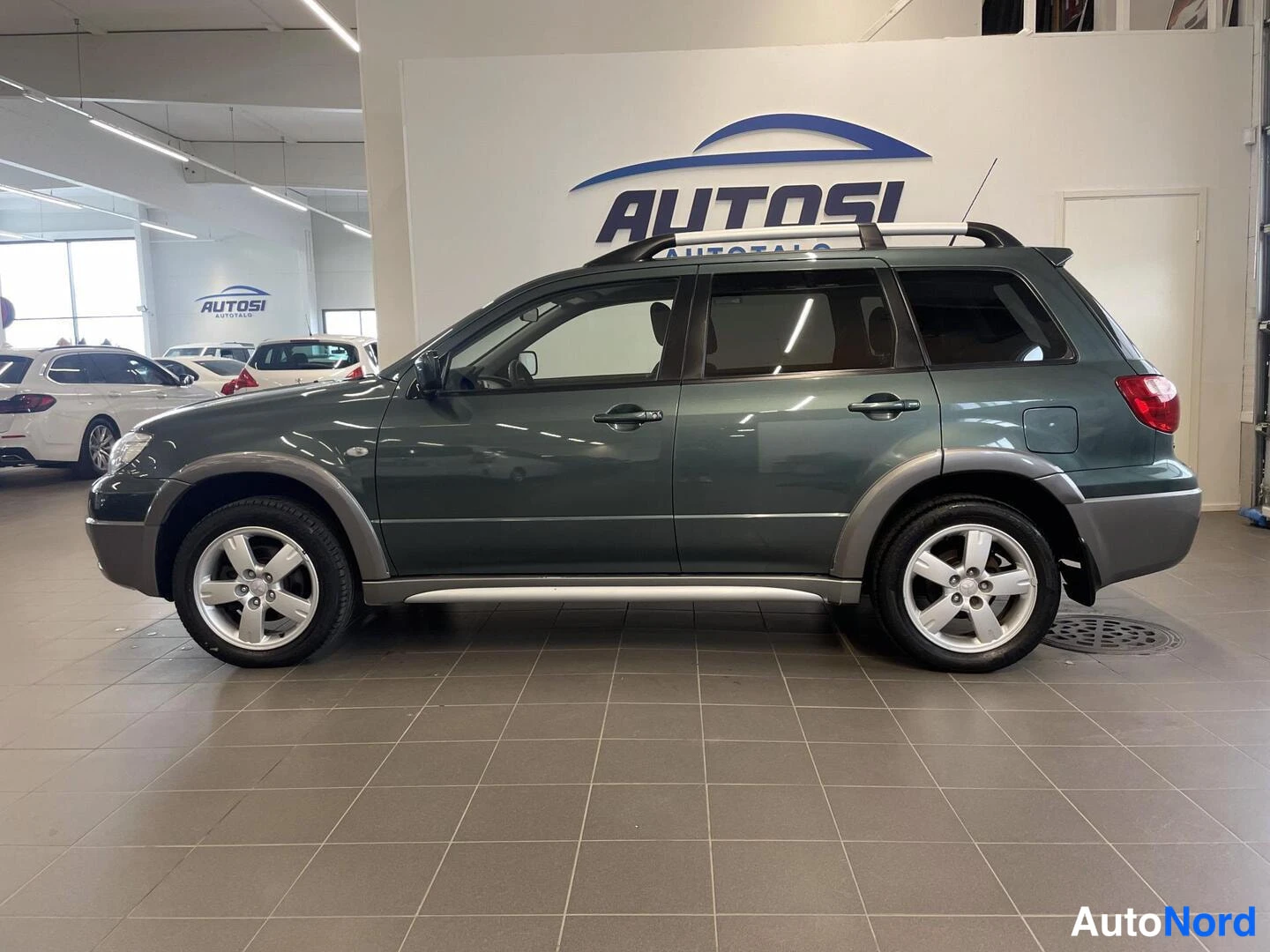 Vihreä Mitsubishi Outlander 2006, sivulta, kuva 4