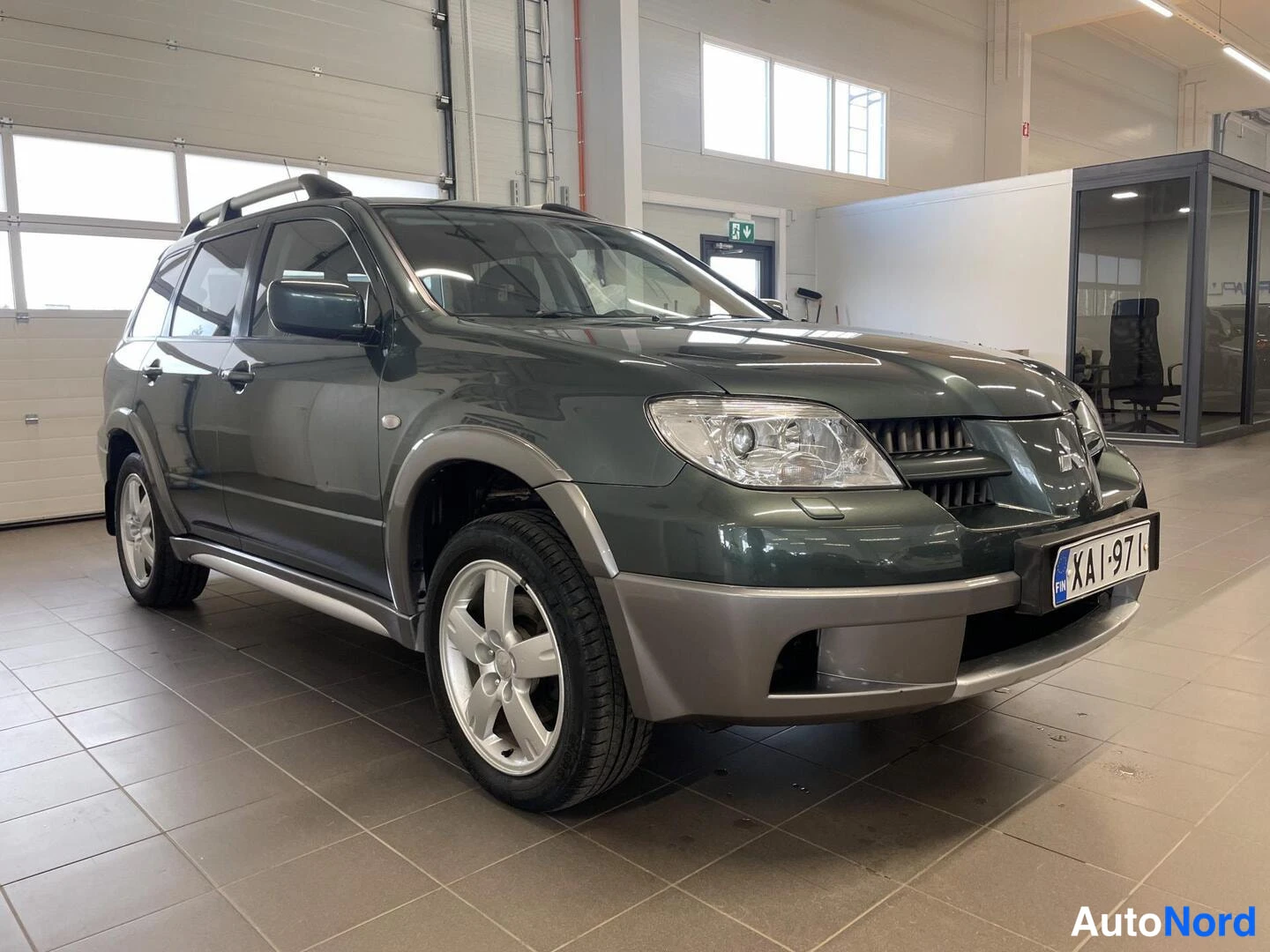 Vihreä Mitsubishi Outlander 2006, etuviisto, keula oikealle, kuva 2