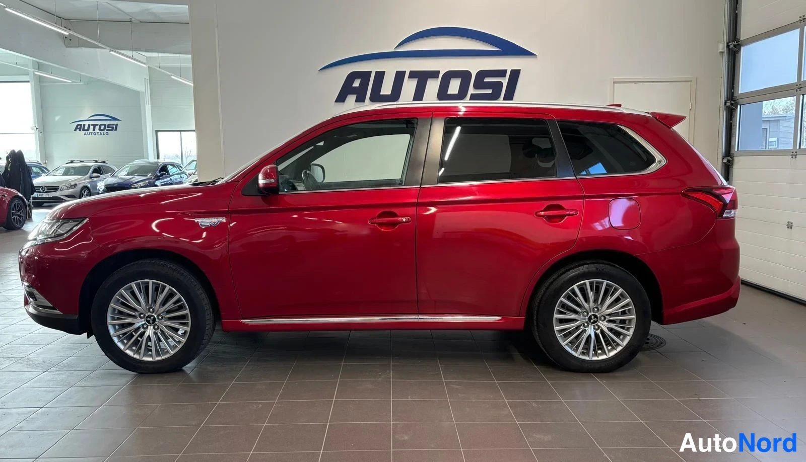 Punainen Mitsubishi Outlander PHEV 2020, sivulta, kuva 3