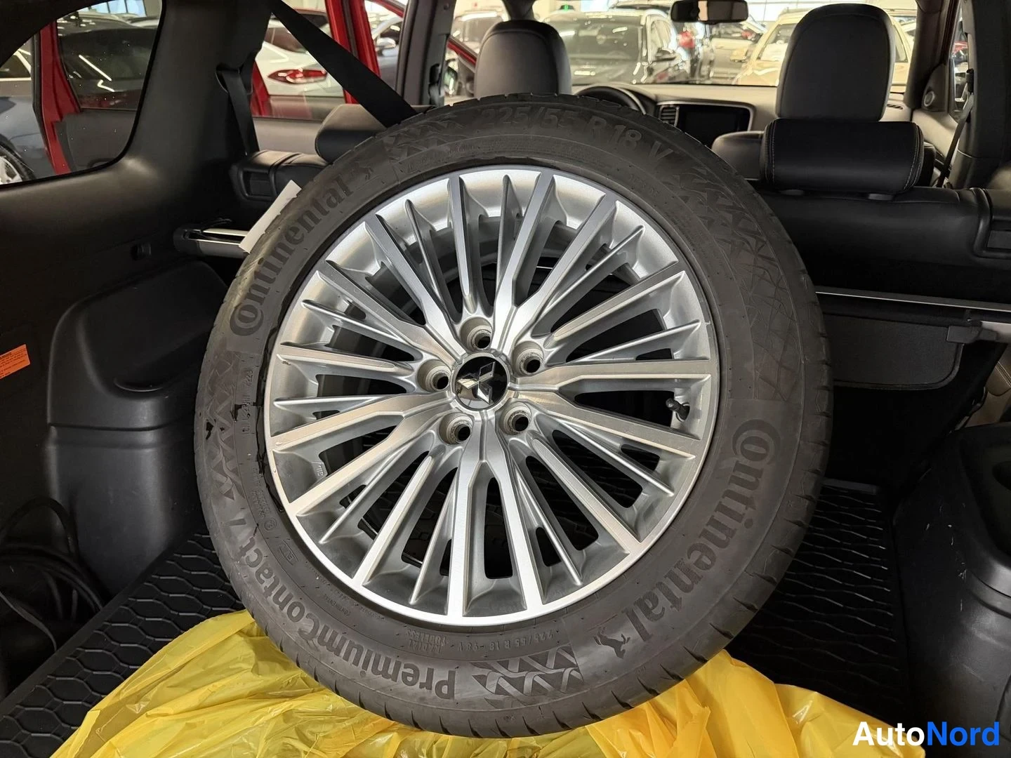 Punainen Mitsubishi Outlander PHEV 2020, kuva 11