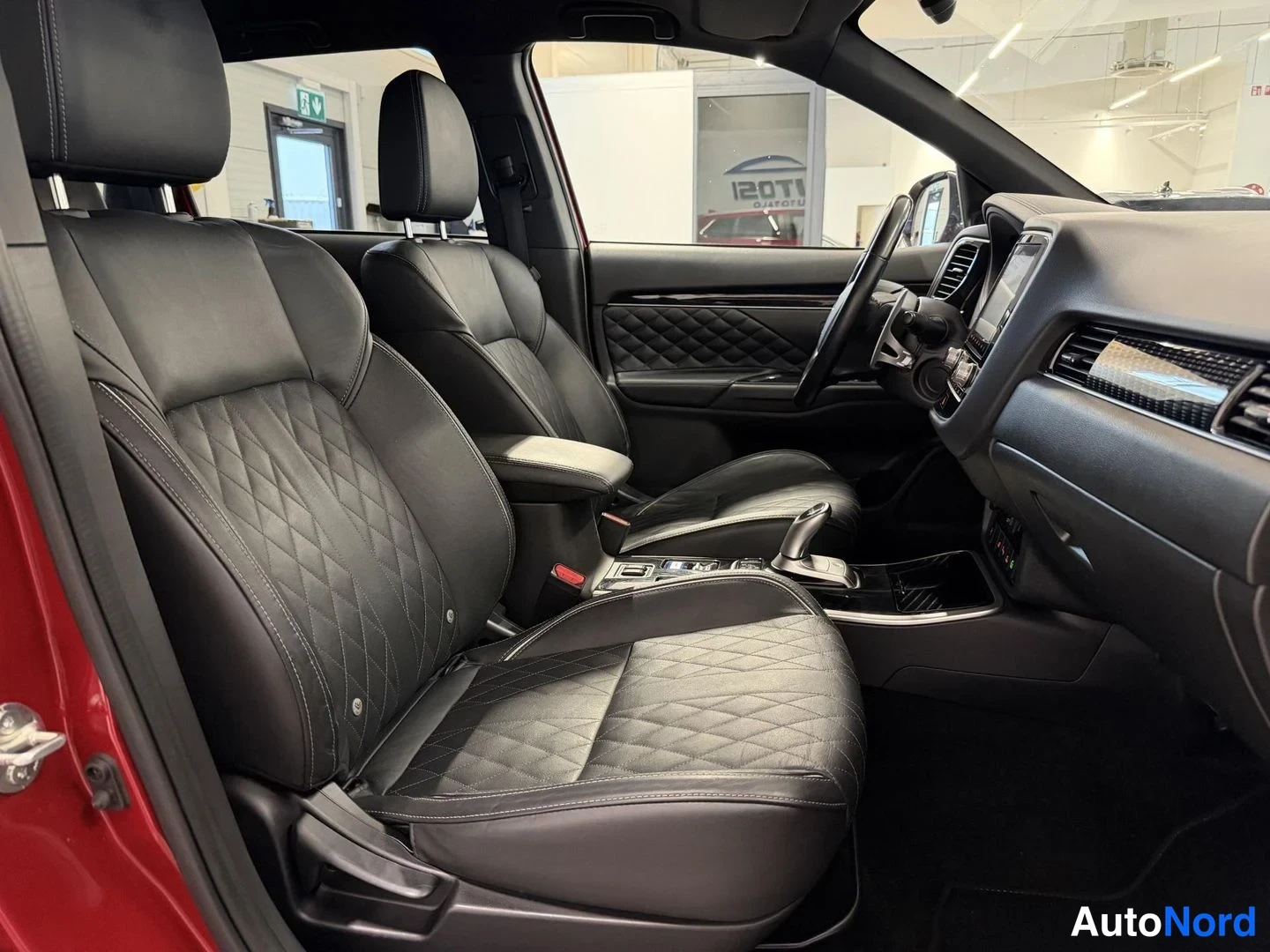 Punainen Mitsubishi Outlander PHEV 2020, kuva 14